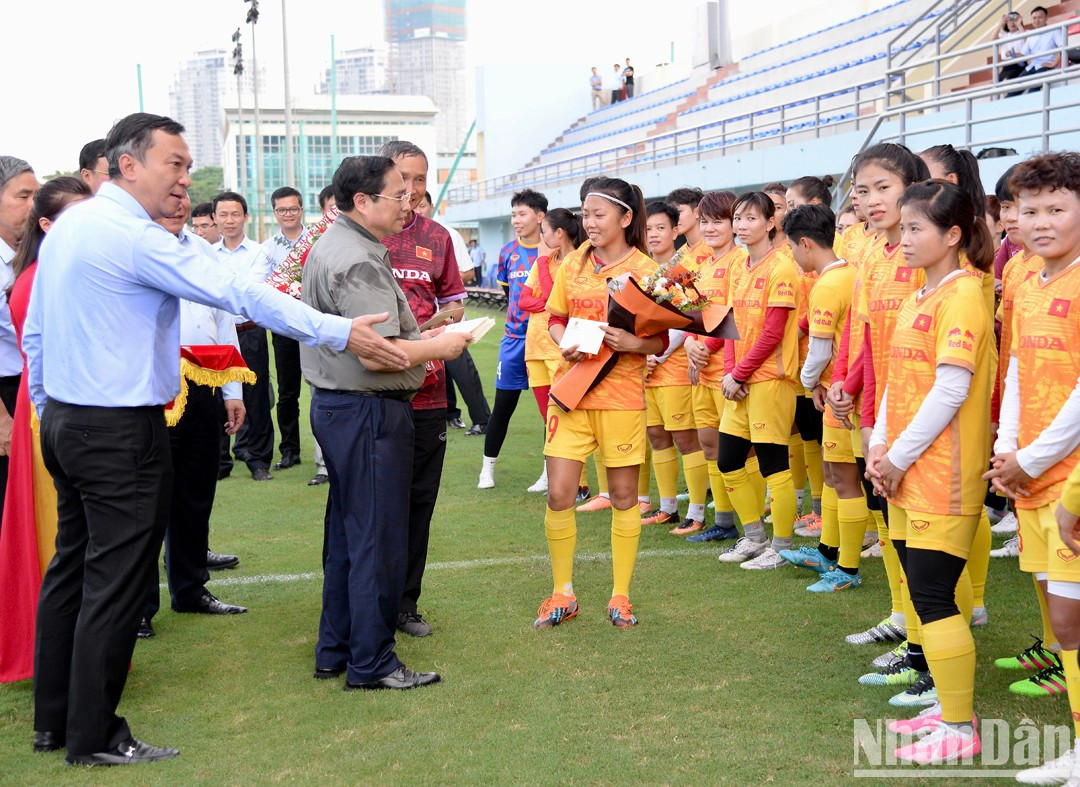 El premier entrega flores y regalos al cuerpo técnico y las jugadoras.