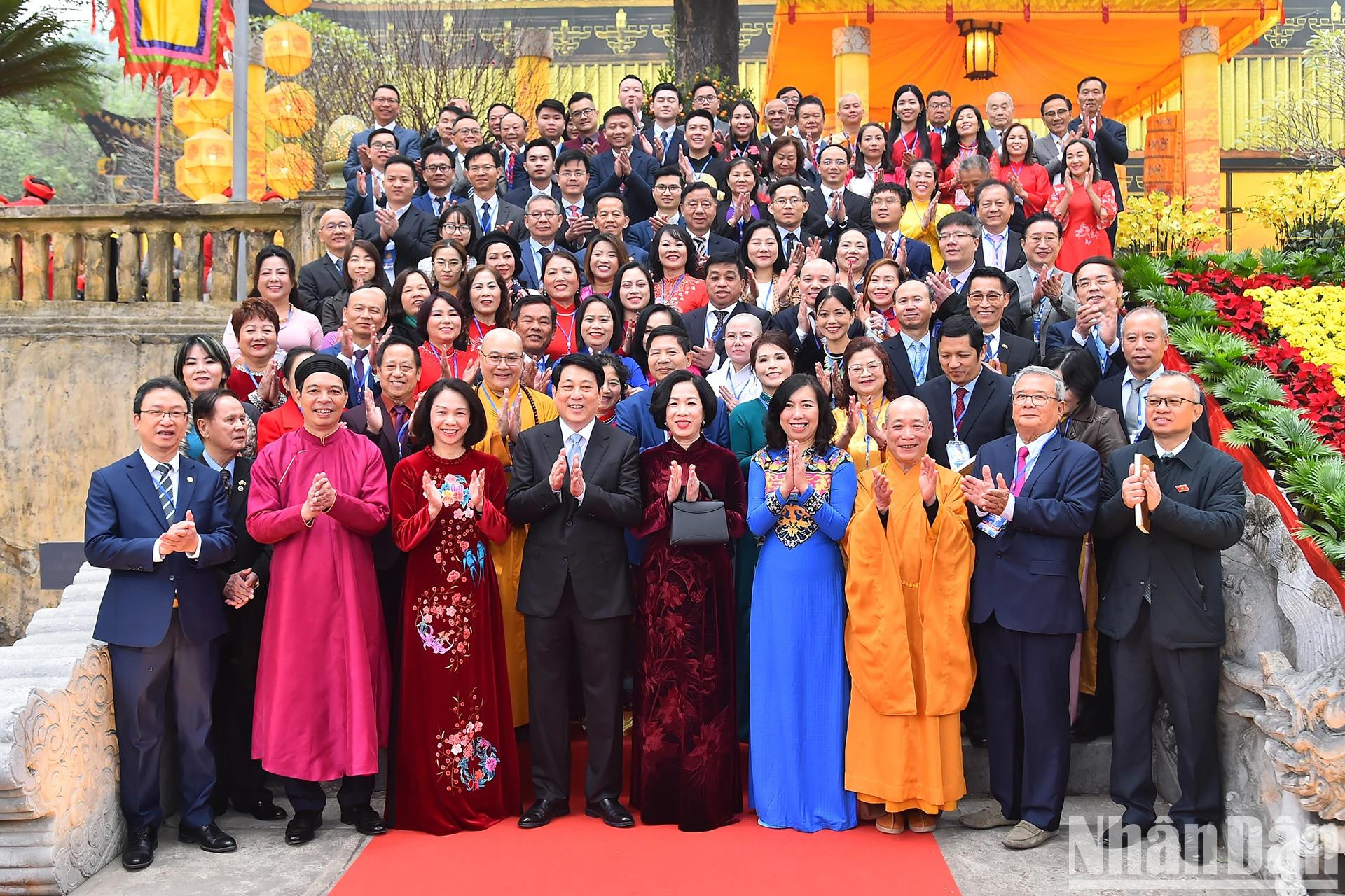 La delegación encabezada por el jefe de Estado y su cónyuge. La delegación encabezada por el jefe de Estado y su cónyuge.