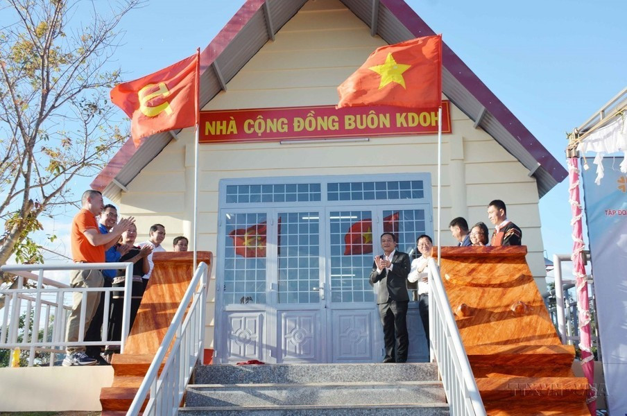 Inauguración de una casa comunitaria durante la Fiesta de Gran Unidad Nacional de los grupos étnicos en la aldea de Kdoh, comuna de Ea Tar, distrito de Cu M'Gar, provincia de Dak Lak. Inauguración de una casa comunitaria durante la Fiesta de Gran Unidad Nacional de los grupos étnicos en la aldea de Kdoh, comuna de Ea Tar, distrito de Cu M'Gar, provincia de Dak Lak.