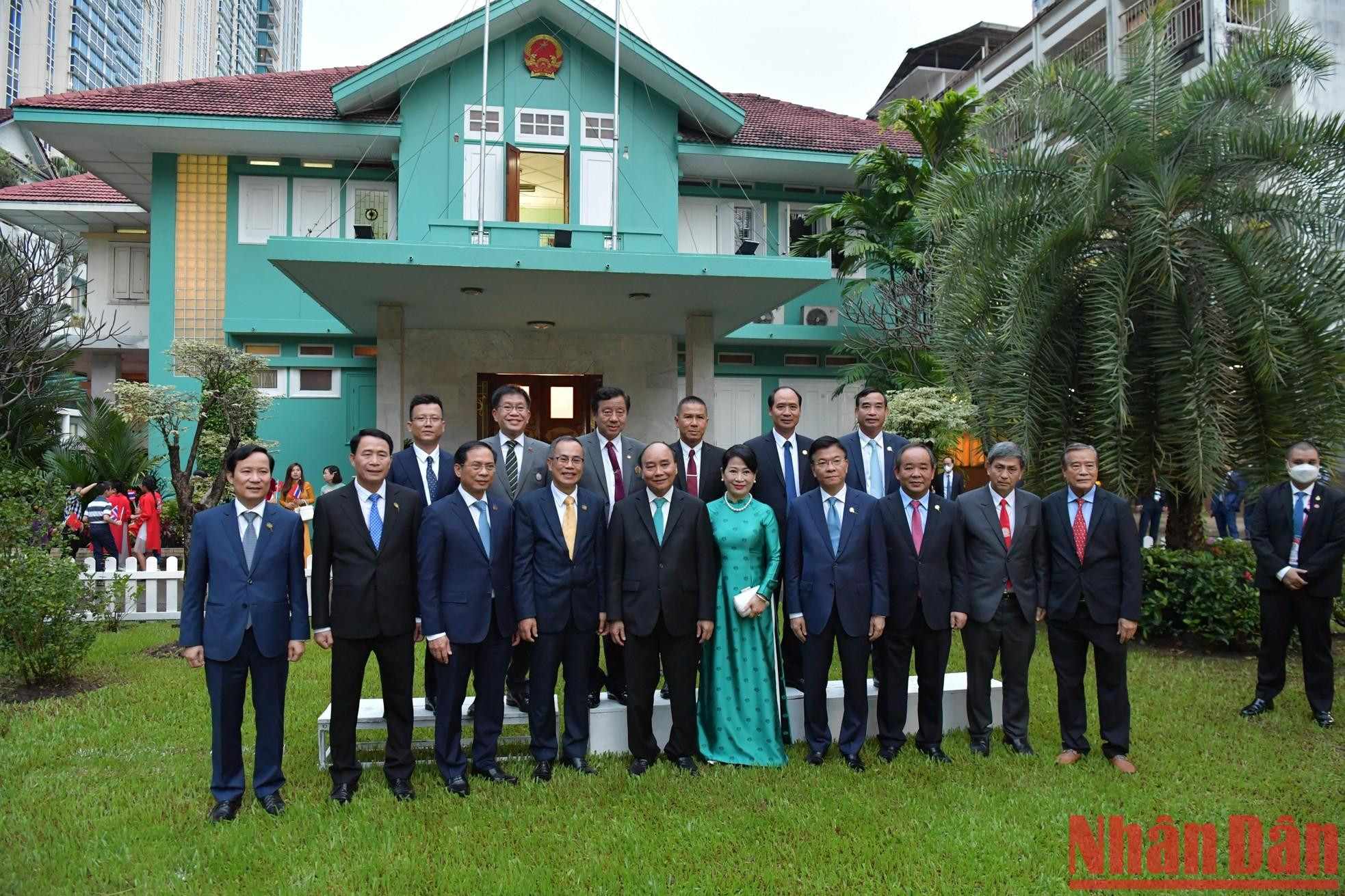 El dirigente posa para fotos junto con personal de la Embajada y su delegación. El dirigente posa para fotos junto con personal de la Embajada y su delegación.
