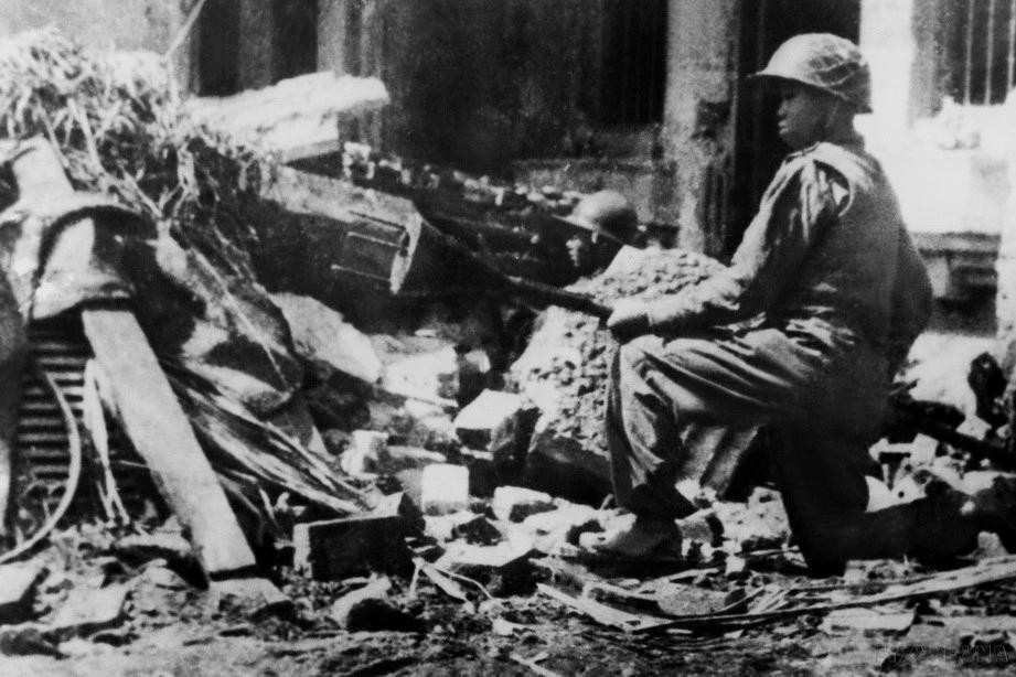 Tran Thanh, miembro de la Unión Juvenil para la Salvación Nacional de Hoang Dieu, sostenía una bomba y estaba listo para destruir los tanques enemigos en calles de Hanói el 23 de diciembre de 1946, primeros días de la Guerra de Resistencia Nacional, bajo el espíritu “Decididos a morir para que viva la Patria”. Tran Thanh, miembro de la Unión Juvenil para la Salvación Nacional de Hoang Dieu, sostenía una bomba y estaba listo para destruir los tanques enemigos en calles de Hanói el 23 de diciembre de 1946, primeros días de la Guerra de Resistencia Nacional, bajo el espíritu “Decididos a morir para que viva la Patria”.