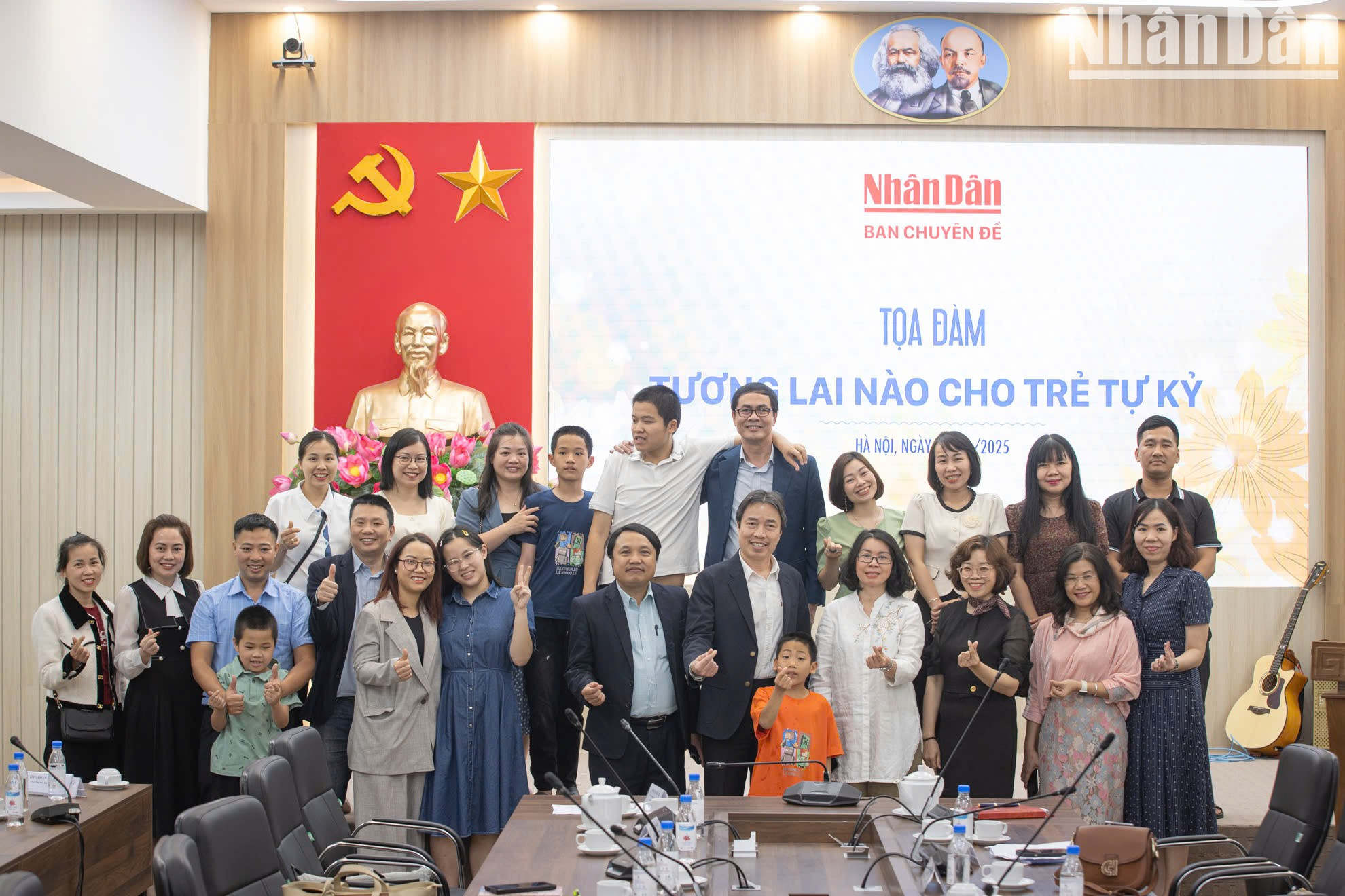 Los invitados posan junto a niños participantes.