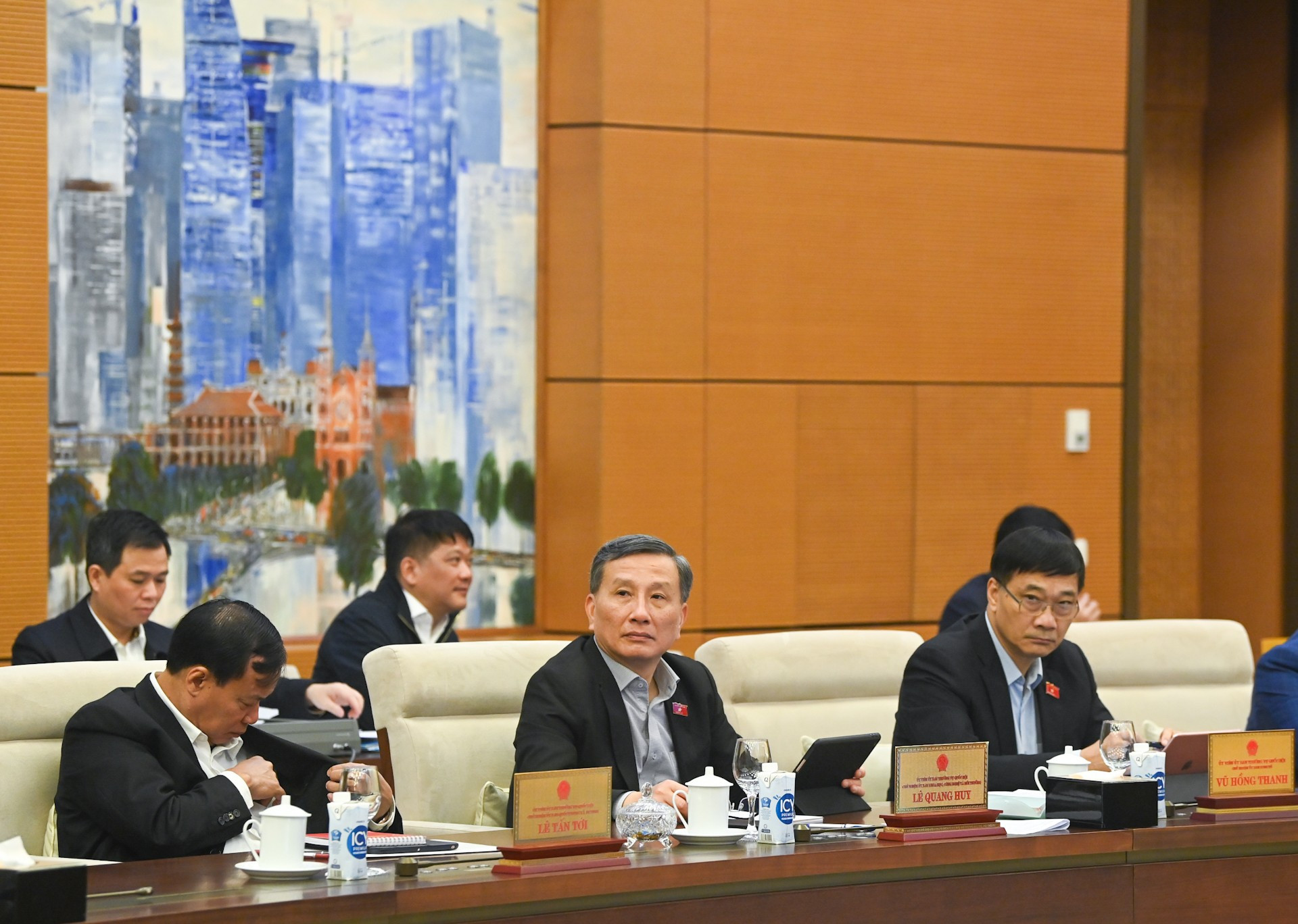 Miembros del Comité Permanente de la Asamblea Nacional y delegados al coloquio. Miembros del Comité Permanente de la Asamblea Nacional y delegados al coloquio.