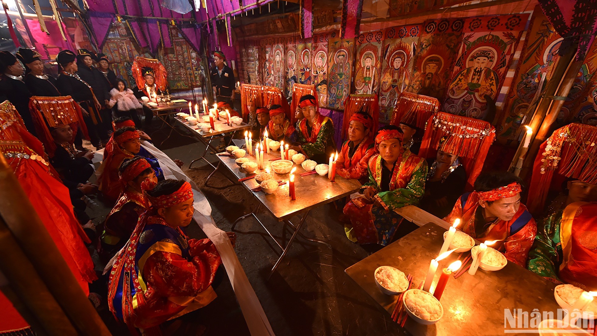 Durante el ritual, los hombres y mujeres se sientan separados. Llevan trajes confeccionados por ellos mismos. Durante el ritual, los hombres y mujeres se sientan separados. Llevan trajes confeccionados por ellos mismos.