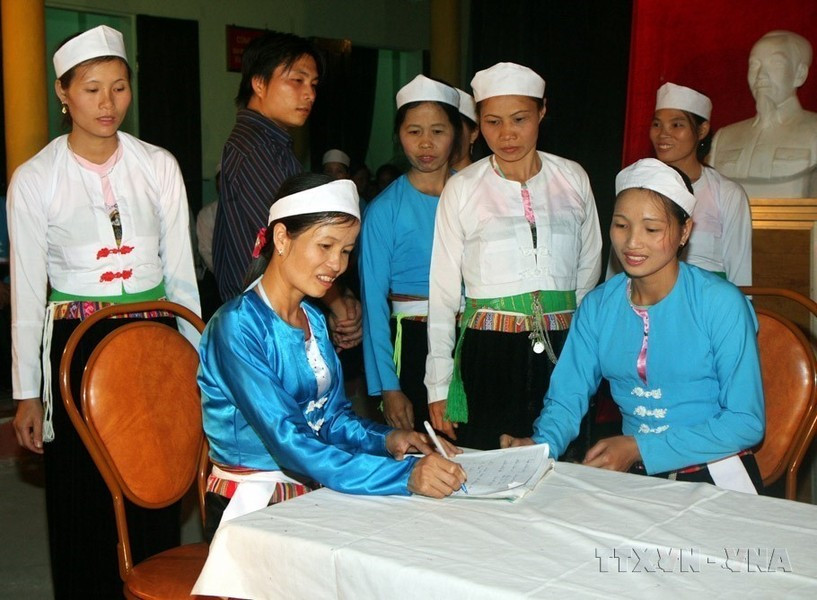 Representantes de familias de la zona residencial de Bai Bo 1 en la Fiesta de Gran Unidad Nacional en la comuna de Dung Phong, distrito de Cao Phong, provincia de Hoa Binh, en 2009. Representantes de familias de la zona residencial de Bai Bo 1 en la Fiesta de Gran Unidad Nacional en la comuna de Dung Phong, distrito de Cao Phong, provincia de Hoa Binh, en 2009.