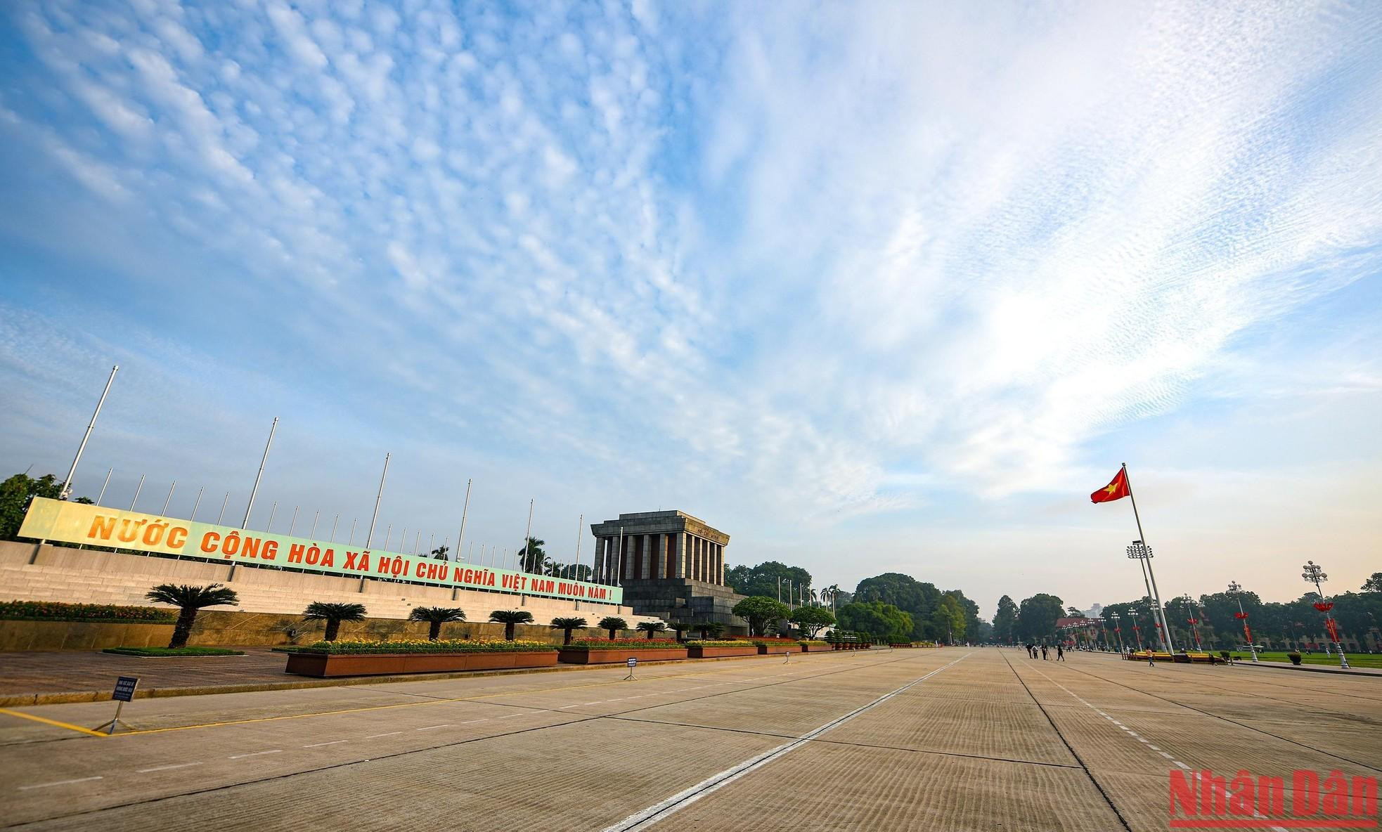 La bandera roja con estrella dorada ondeando en el firmamento de la histórica plaza de Ba Dinh recuerda a cada ciudadano hoy sobre las generaciones antecesoras, quienes cayeron por la independencia y la paz de la Patria. La bandera roja con estrella dorada ondeando en el firmamento de la histórica plaza de Ba Dinh recuerda a cada ciudadano hoy sobre las generaciones antecesoras, quienes cayeron por la independencia y la paz de la Patria.