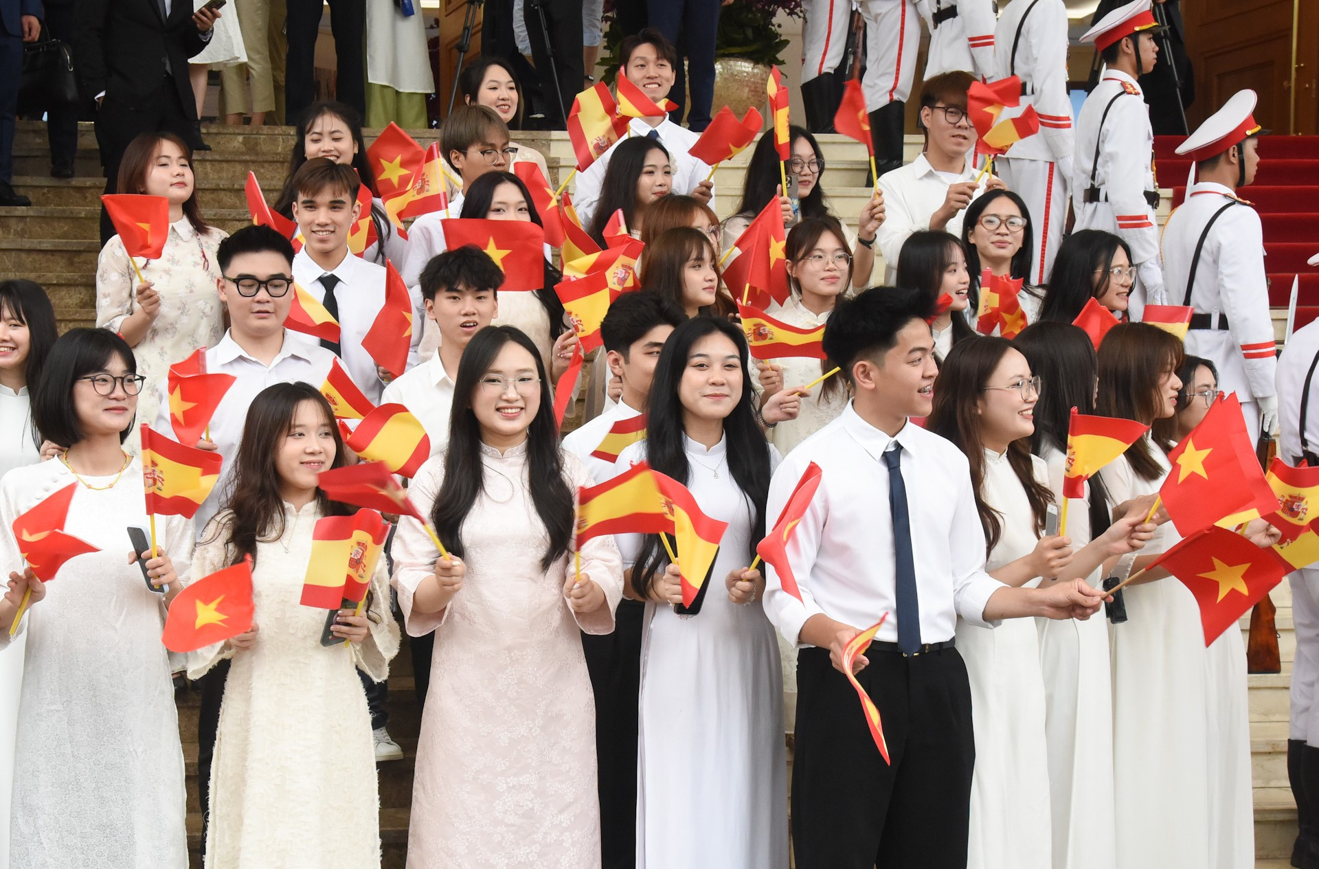 Ciudadanos de Hanói saludan al dirigente español.