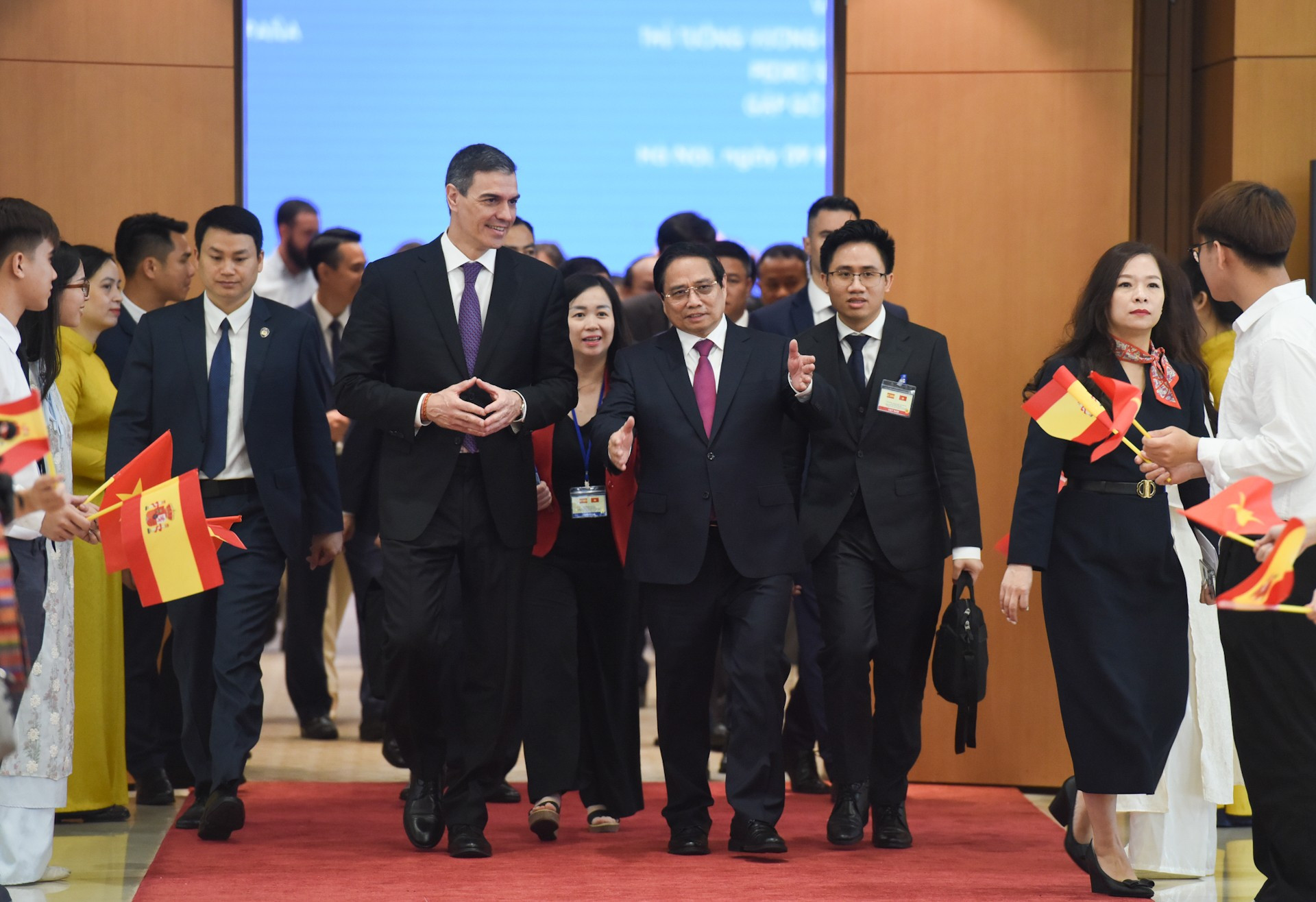 El dirigente vietnamita se despide del visitante.