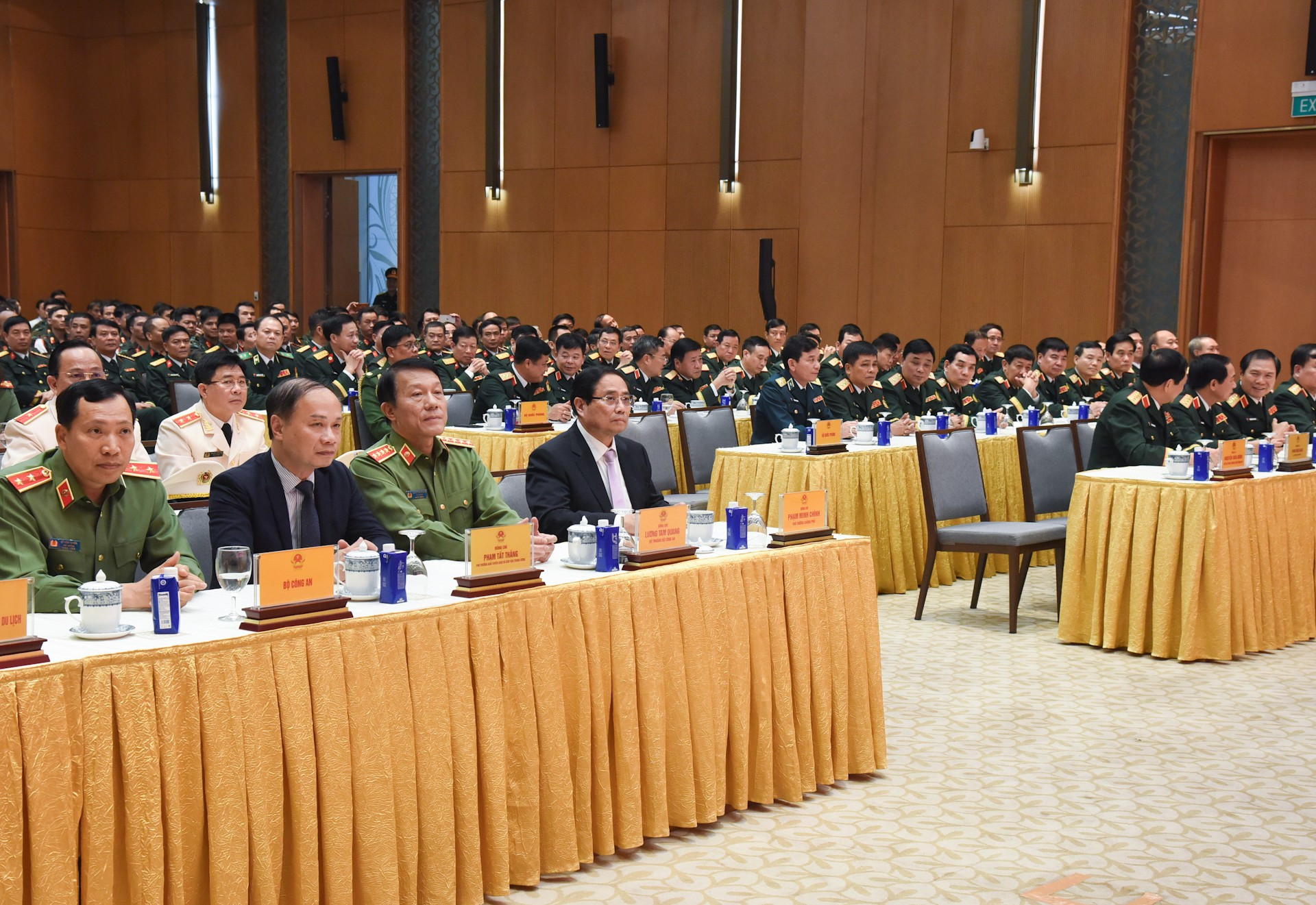 El primer ministro Pham Minh Chinh y delegados a la ceremonia. El primer ministro Pham Minh Chinh y delegados a la ceremonia.