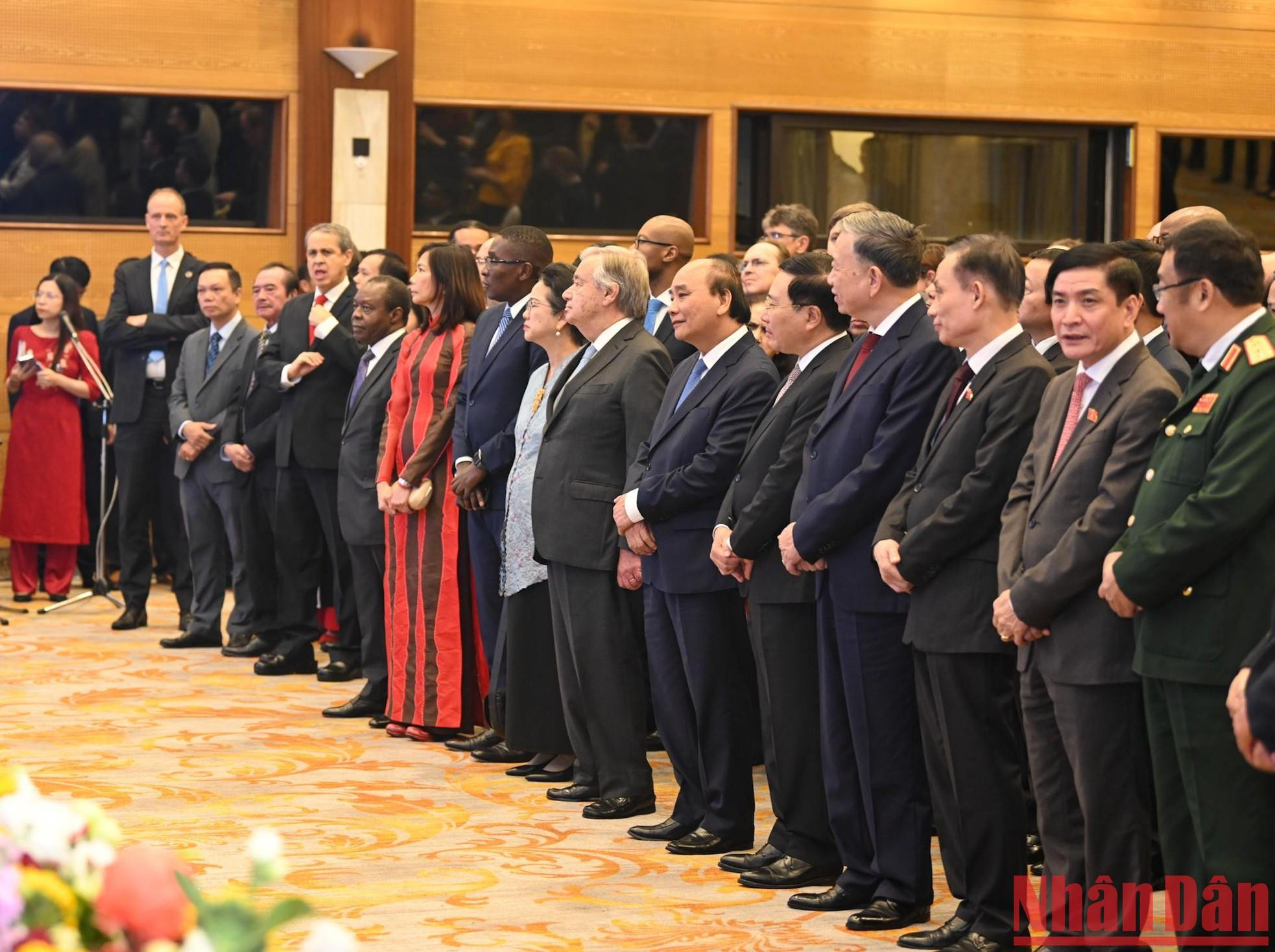 Los delegados en la escena. Los delegados en la escena.