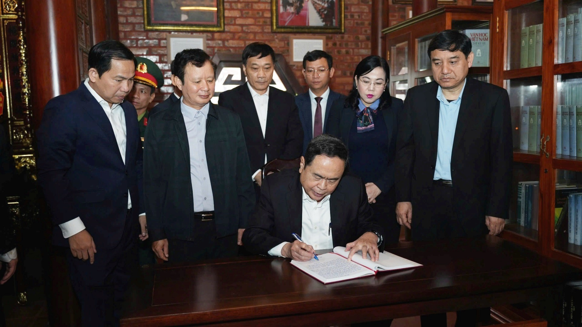 En el libro de visitas de la biblioteca, el dirigente extiende sus felicitaciones por el hecho de que Thua Thien-Hue se convierte en una ciudad bajo jurisdicción central.