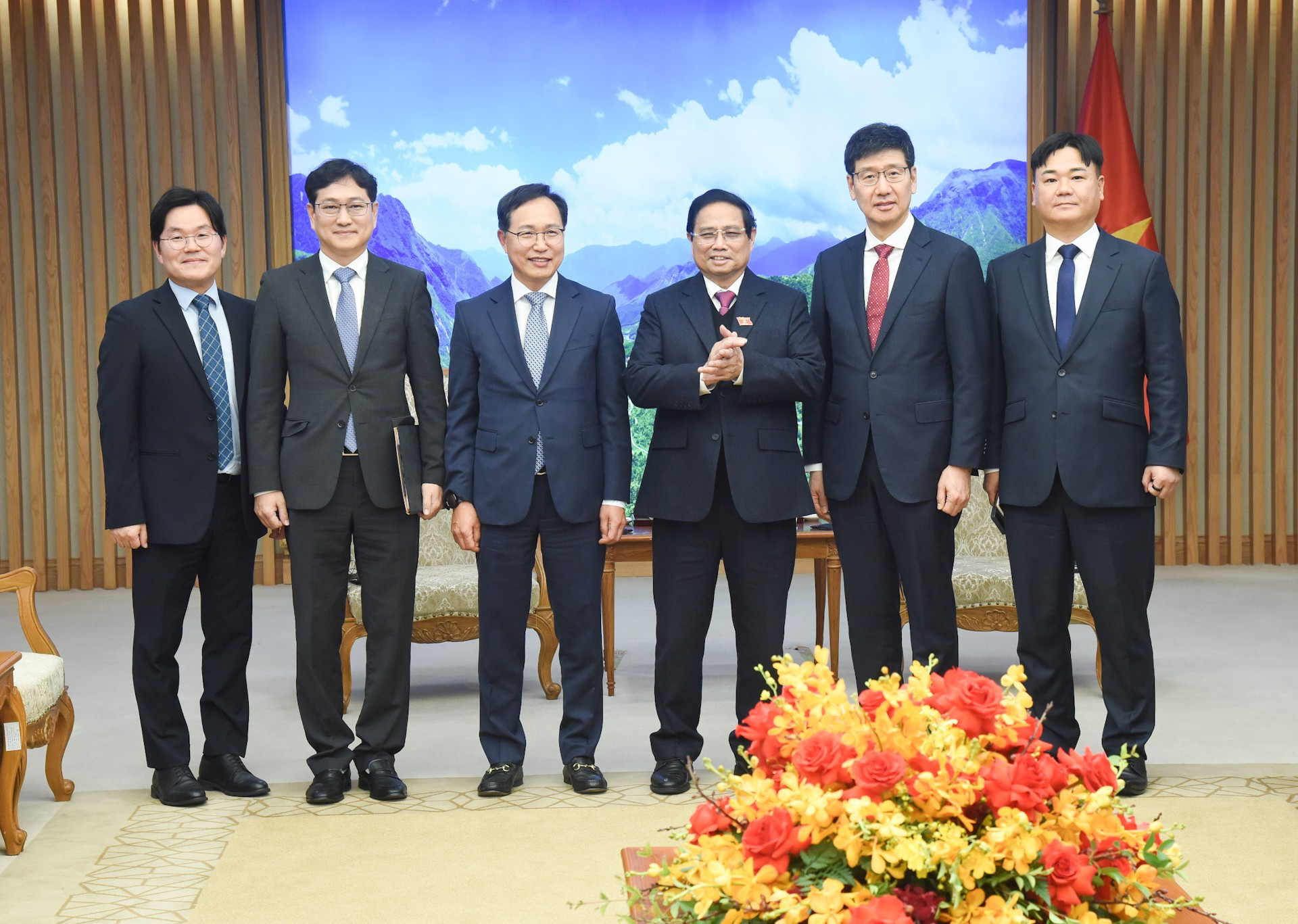El primer ministro Pham Minh Chinh posa junto a los visitantes. El primer ministro Pham Minh Chinh posa junto a los visitantes.