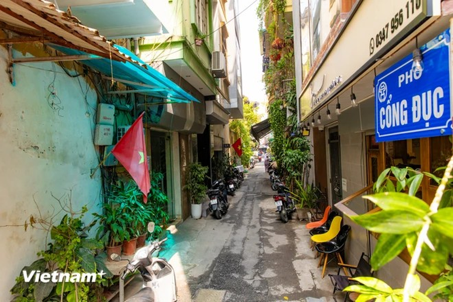 Ubicada en el barrio de Hoan Kiem, la calle de Cong Duc es también una de las vías pequeñas y poco conocidas de Hanói. Aunque es estrecha y corta, tiene su propio encanto, siendo una de las piezas que crean una imagen diversa de las calles capitalinas. Ubicada en el barrio de Hoan Kiem, la calle de Cong Duc es también una de las vías pequeñas y poco conocidas de Hanói. Aunque es estrecha y corta, tiene su propio encanto, siendo una de las piezas que crean una imagen diversa de las calles capitalinas.