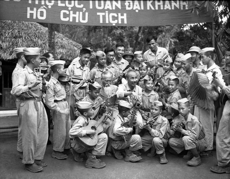El Presidente Ho Chi Minh recibe a una delegación artística infantil de la Interregión X y un equipo de cadetes que vienen a felicitarle por su 60 cumpleaños, en la base revolucionaria de Viet Bac, el 19 de mayo de 1950.