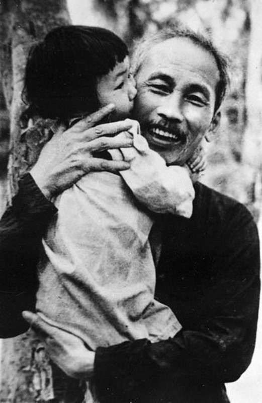 El Tío Ho dedica mucho cariño a los niños (foto tomada en Viet Bac, en 1950).