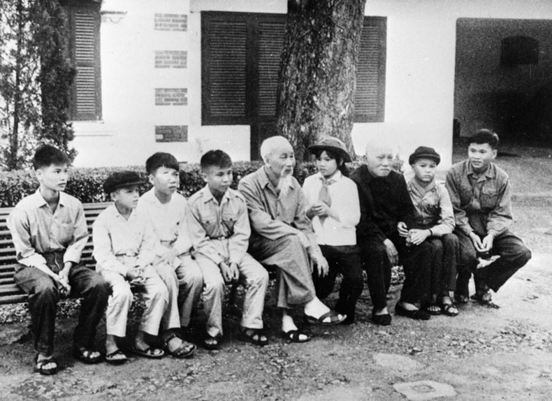 El Tío Ho y niños participantes en la lucha contra el imperio estadounidense en el Sur, en ocasión de su visita al Norte en febrero de 1969.