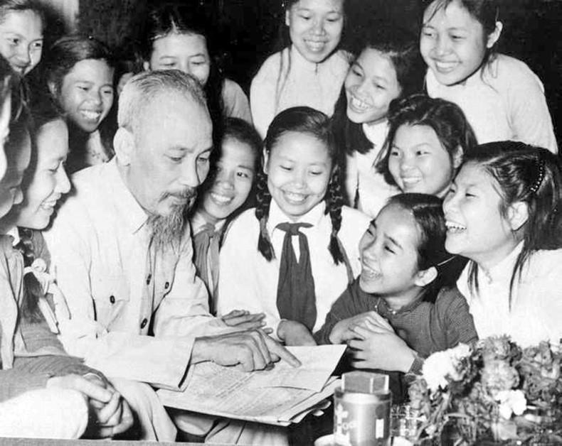 Alumnos de la escuela secundaria de Trung Vuong, en Hanói, felicitan al Presidente Ho Chi Minh por su cumpleaños, el 19 de mayo de 1956.