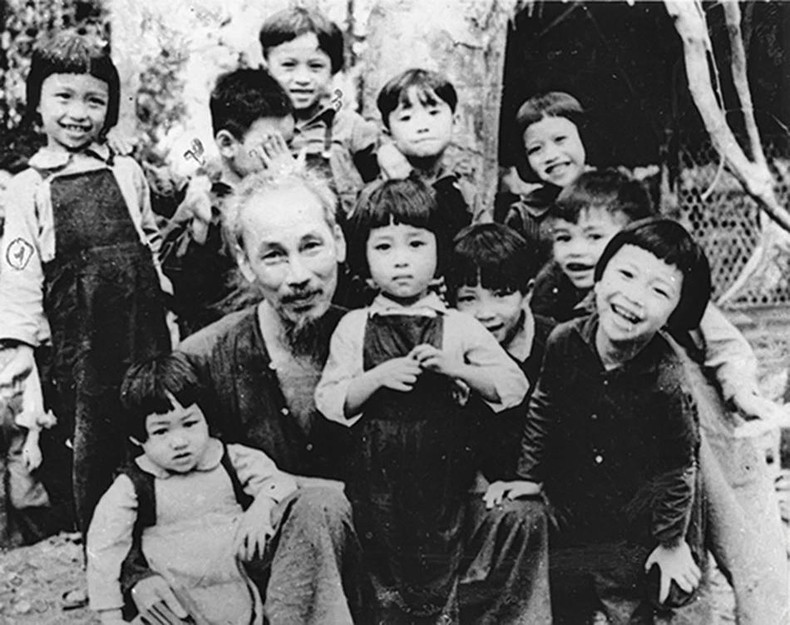 El Tío Ho visita el primer internado infantil del Ejército en la base revolucionaria de Viet Bac en ocasión de su cumpleaños, el 19 de mayo de 1953.