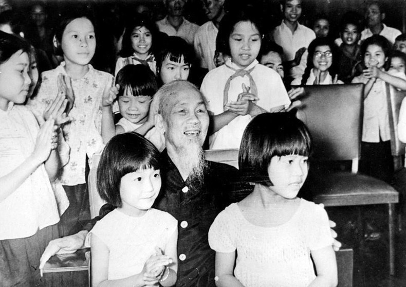 Niños de la capital y el Tío Ho celebran el Día Internacional del Niño (1 de junio) en 1969.