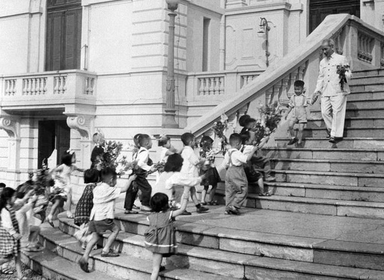 El Presidente Ho Chi Minh recibe a un grupo de niños en el Palacio Presidencial con motivo del Festival del Medio Otoño de 1961.