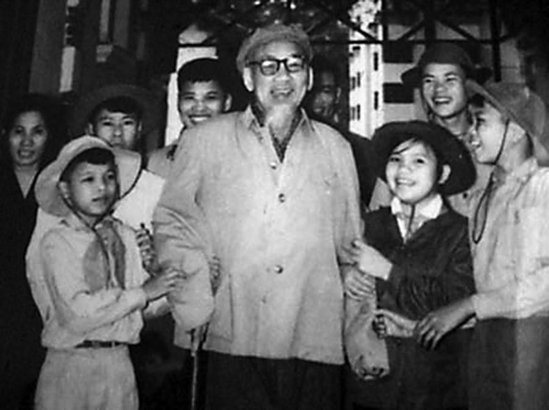 El Tío Ho y miembros de una delegación de niños combatientes del Sur que visita el Norte, el 13 de febrero de 1969.