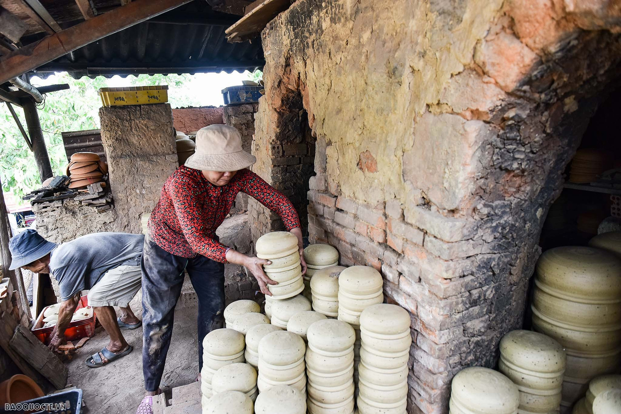 La alfarería de Thanh Ha alcanzó su apogeo a finales del siglo XIX e inicios del XX. Según ancianos locales, en la primera mitad del siglo XX había hasta cientos de artesanos en la aldea y numerosas familias ganaron una fortuna gracias a este oficio. La alfarería de Thanh Ha alcanzó su apogeo a finales del siglo XIX e inicios del XX. Según ancianos locales, en la primera mitad del siglo XX había hasta cientos de artesanos en la aldea y numerosas familias ganaron una fortuna gracias a este oficio.