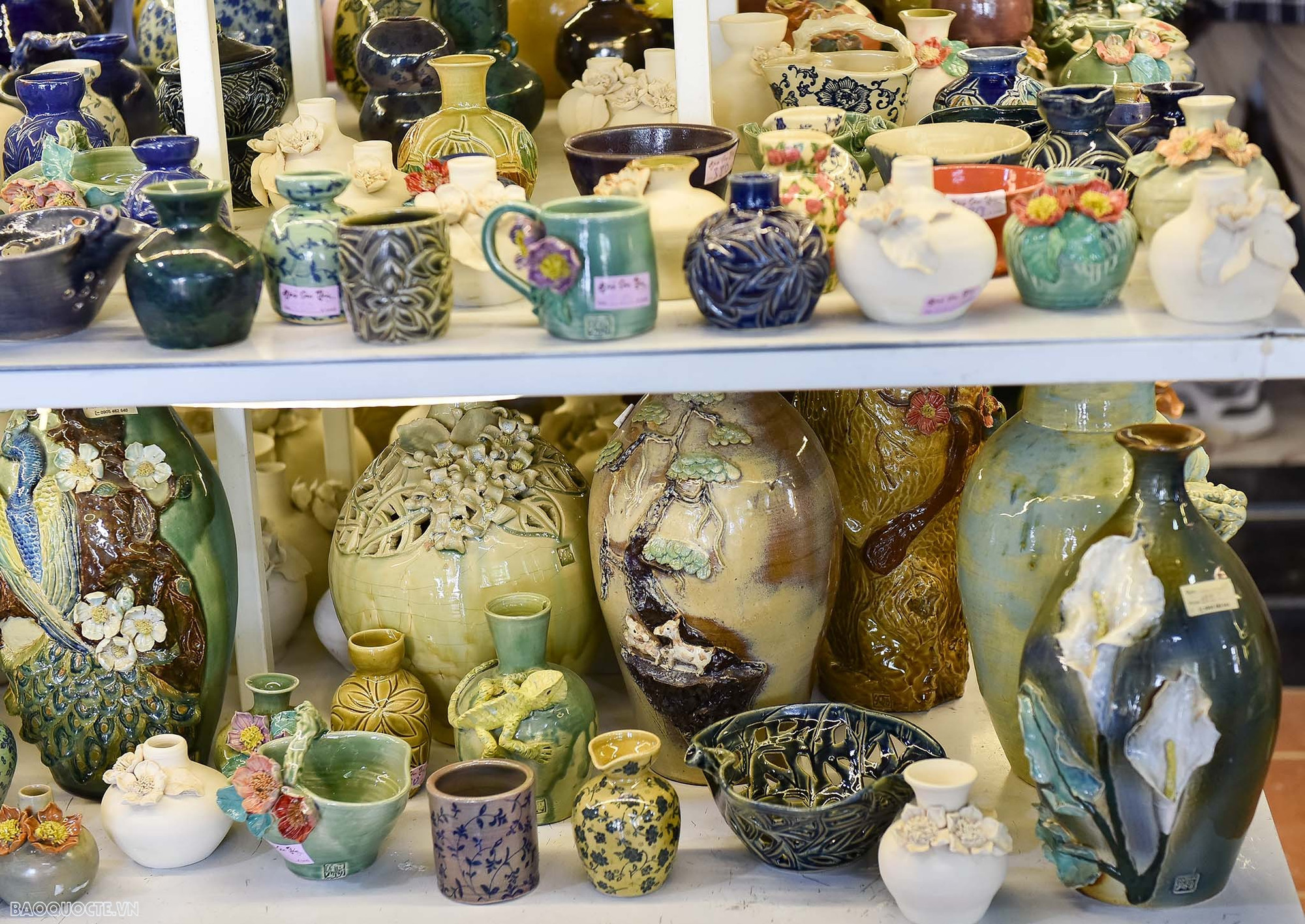 Los establecimientos en Thanh Ha producen principalmente objetos de uso cotidiano como vasijas, jarrones y cuencos, de diversas formas y colores. Los establecimientos en Thanh Ha producen principalmente objetos de uso cotidiano como vasijas, jarrones y cuencos, de diversas formas y colores.