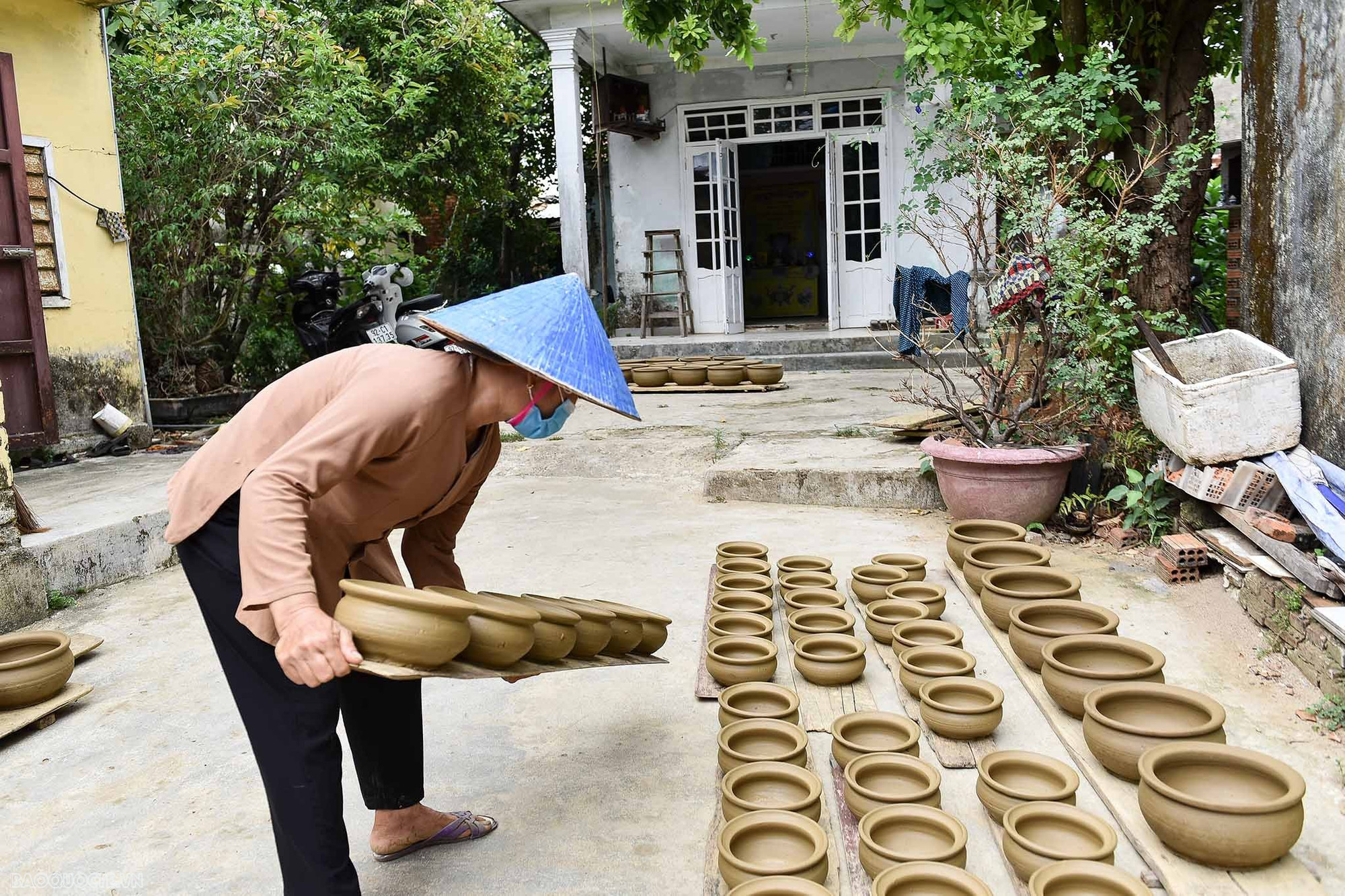 Luego del meticuloso procesamiento del barro, cuyo fruto es una masa blanda y fina como de pastelería, los alfareros empiezan a darle forma. Cuando los productos ya no son pastosos, los dejan secar al sol o cerca del horno antes de la cocción. Luego del meticuloso procesamiento del barro, cuyo fruto es una masa blanda y fina como de pastelería, los alfareros empiezan a darle forma. Cuando los productos ya no son pastosos, los dejan secar al sol o cerca del horno antes de la cocción.