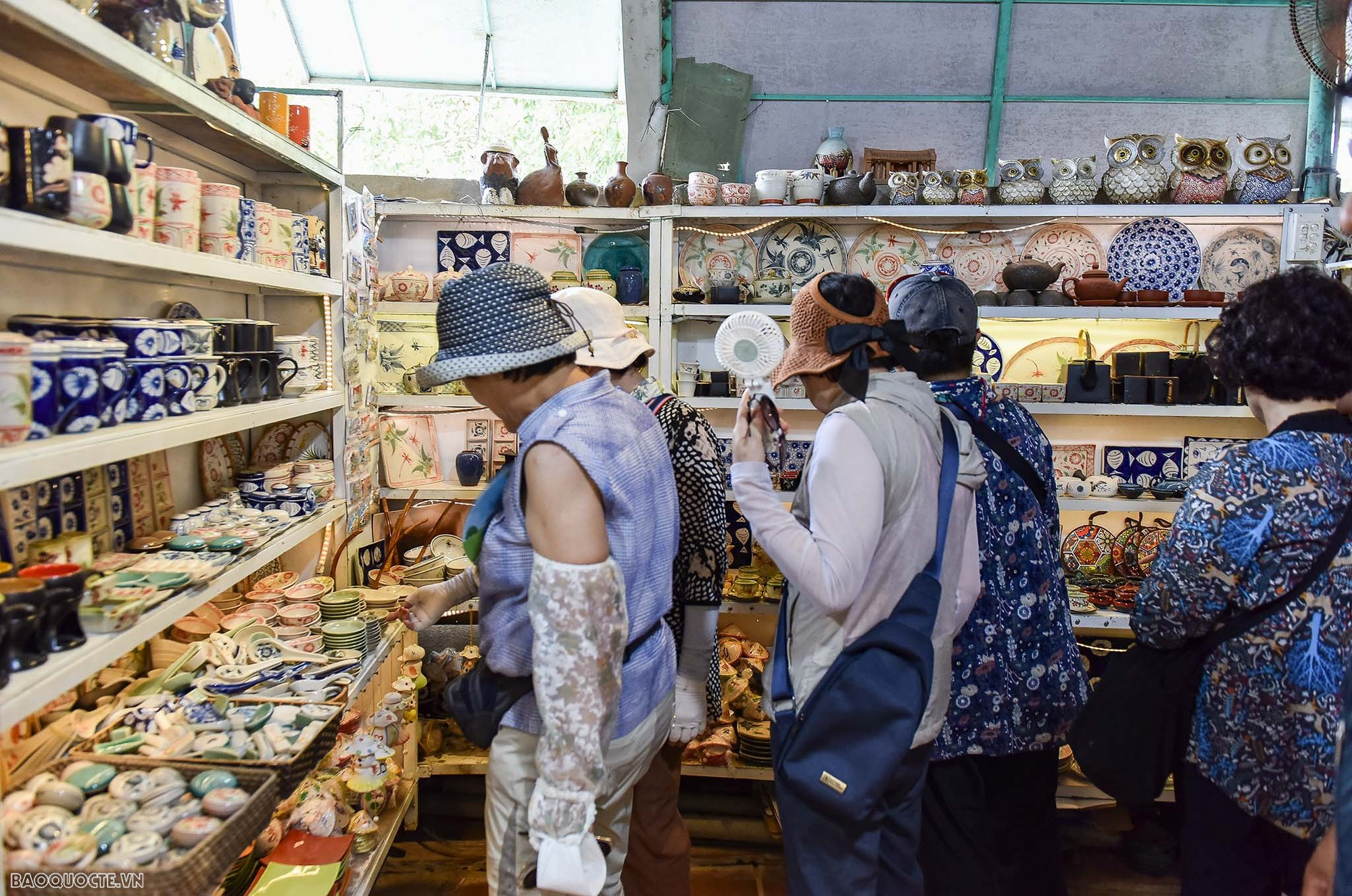 Turistas eligiendo suvenires en la aldea. Turistas eligiendo suvenires en la aldea.