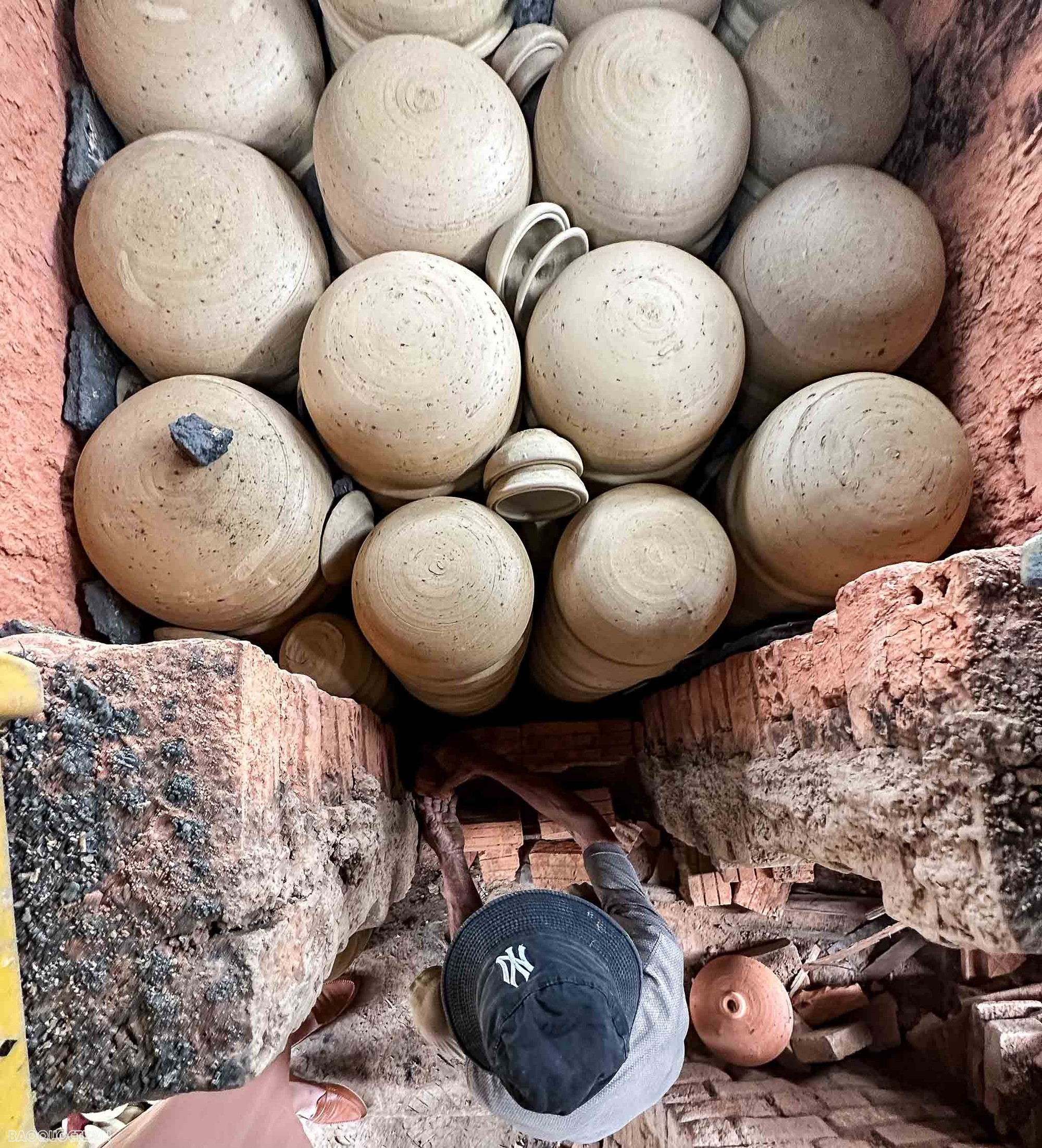 Sin embargo, varios artífices mantienen su pasión e intentan restablecer el oficio. En los últimos casi diez años, la aldea de Thanh Ha ha emergido como una gran atracción turística dentro y fuera del país, especialmente desde que el casco antiguo en Hoi An fue declarado Patrimonio de la Humanidad por la Unesco. Sin embargo, varios artífices mantienen su pasión e intentan restablecer el oficio. En los últimos casi diez años, la aldea de Thanh Ha ha emergido como una gran atracción turística dentro y fuera del país, especialmente desde que el casco antiguo en Hoi An fue declarado Patrimonio de la Humanidad por la Unesco.