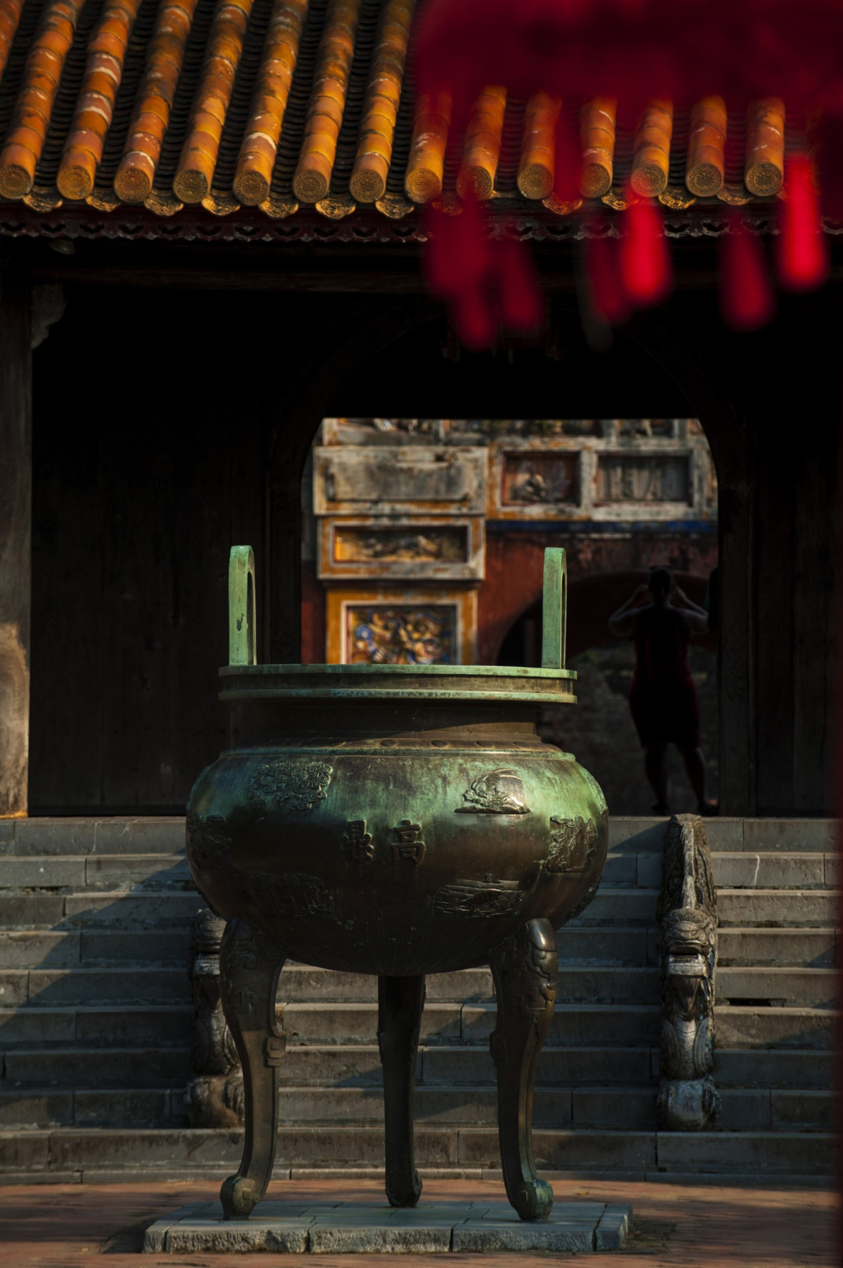 La maestría de los fundidores de bronce vietnamitas reflejada en los 162 patrones de diversos temas en las Nueve Urnas, junto con los cuantiosos valores de ese conjunto de obras, las ha hecho famosas más allá de las fronteras nacionales. Se trata de una fuente única y valiosa de materiales para los investigadores vietnamitas y foráneos por sus referencias tanto a la historia, la cultura, la educación, la geografía, el fengshui, como la medicina, la caligrafía y, en especial, las ideas de promoción de la condición de la mujer bajo el feudalismo.