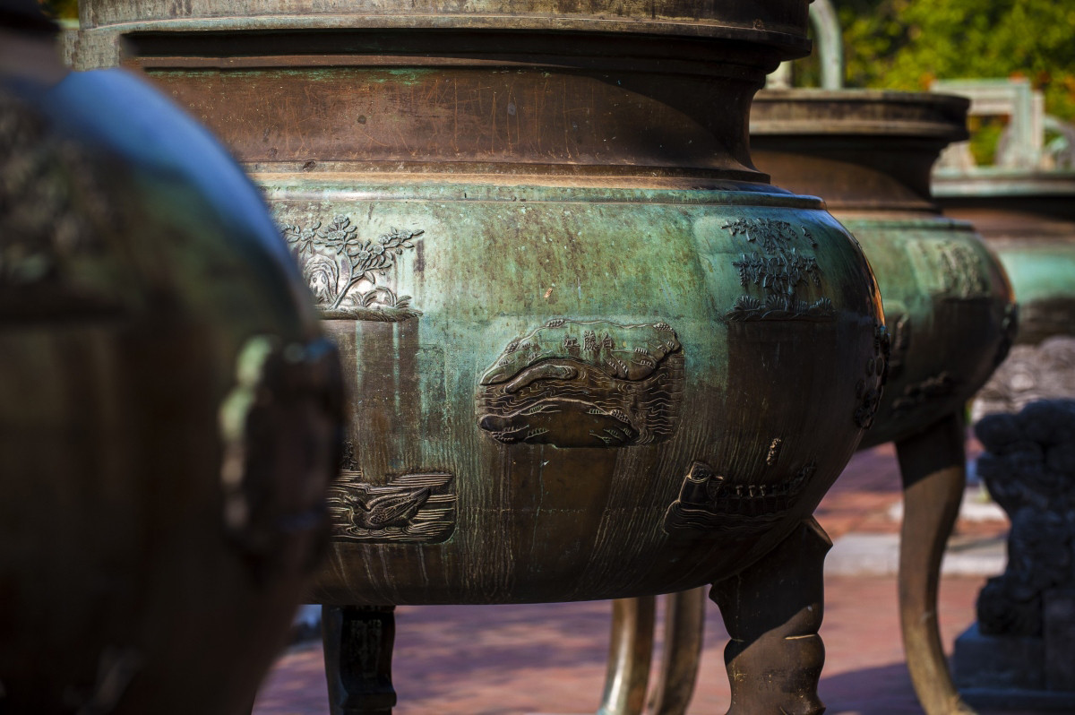 Las urnas se fundieron entre 1835 y 1837 por orden del emperador Minh Mang, segundo monarca de la dinastía, que esperaba crear obras icónicas que reflejaran la perdurabilidad de la dinastía, la belleza y la integridad territorial de Vietnam.
