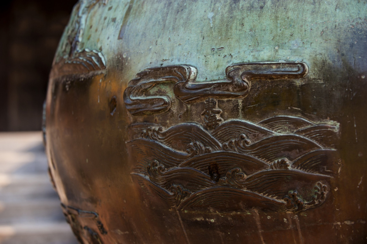 Las nueve obras tienen similar forma, miden de 2,3 a 2,5 metros de altura y pesan de tres mil a más de cuatro mil kilogramos. En el cuerpo de cada una se encuentra información en chino sobre su tiempo de formación, peso y nombre.