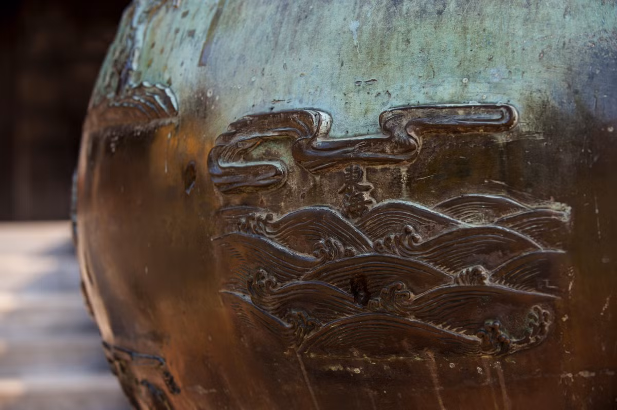 Las nueve obras tienen similar forma, miden de 2,3 a 2,5 metros de altura y pesan de tres mil a más de cuatro mil kilogramos. En el cuerpo de cada una se encuentra información en chino sobre su tiempo de formación, peso y nombre.