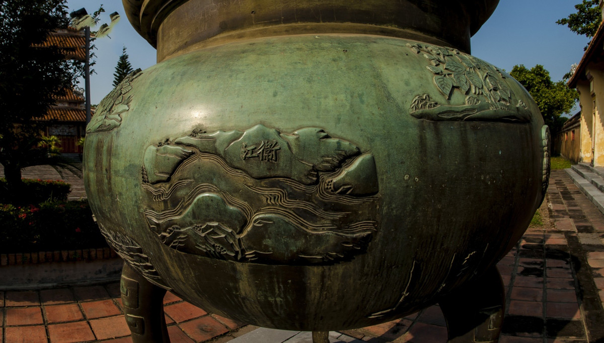 Las urnas de Hue constituye una obra artística singular de alto valor cultural e histórico del pueblo vietnamita, que porta el contenido ideológico de una época, los pensamientos y las ideas de la gente sobre el país, el universo y la naturaleza.