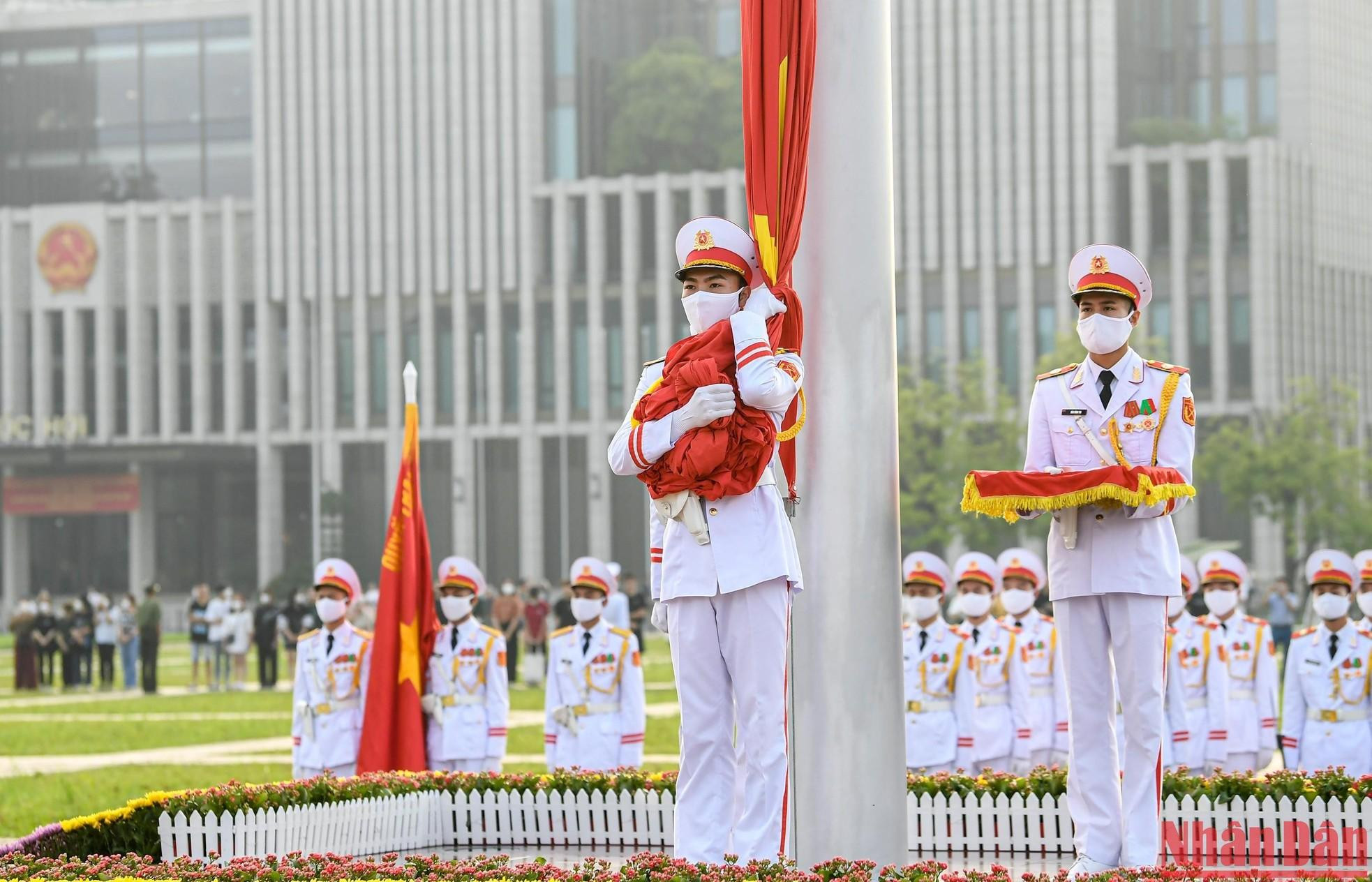 Los soldados sostienen la bandera esperando la orden y la entonación del himno nacional. Los soldados sostienen la bandera esperando la orden y la entonación del himno nacional.