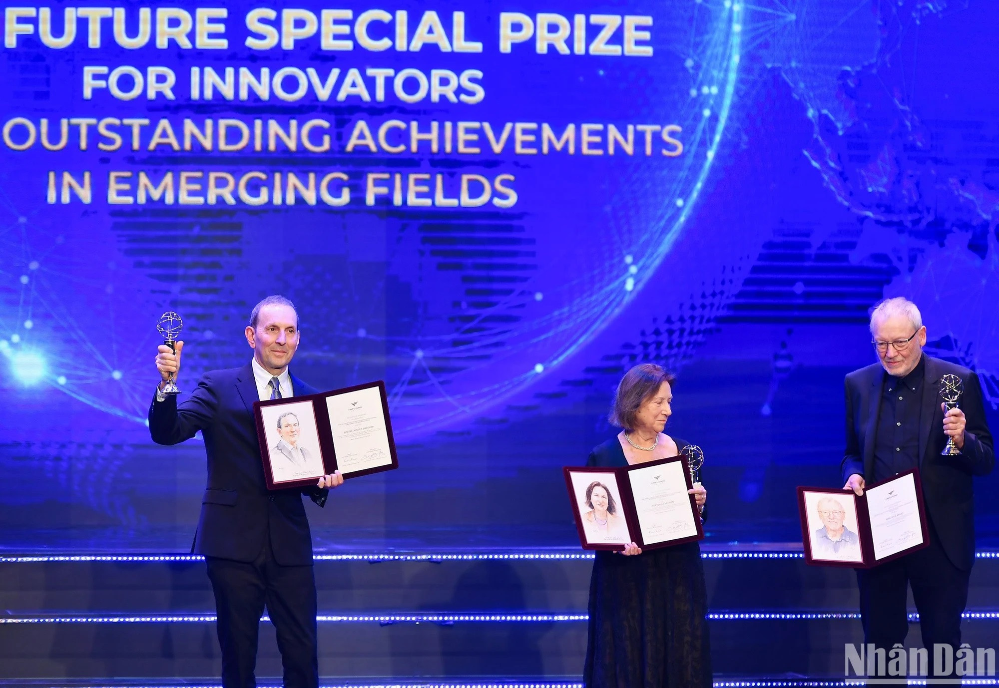 El “Premio especial para innovadores en campos emergentes” pertenece a los profesores Daniel Joshua Drucker (Canadá), Joel Francis Habener (Estados Unidos), Jens Juul Holst (Universidad de Copenhague, Dinamarca) y Svetlana Mojsov (Universidad de Rockefeller, Estados Unidos), por su investigación pionera del papel de GLP-1 (péptido similar al glucagón tipo 1), que ha servido de base para métodos de tratamiento de obesidad y diabetes. El “Premio especial para innovadores en campos emergentes” pertenece a los profesores Daniel Joshua Drucker (Canadá), Joel Francis Habener (Estados Unidos), Jens Juul Holst (Universidad de Copenhague, Dinamarca) y Svetlana Mojsov (Universidad de Rockefeller, Estados Unidos), por su investigación pionera del papel de GLP-1 (péptido similar al glucagón tipo 1), que ha servido de base para métodos de tratamiento de obesidad y diabetes.