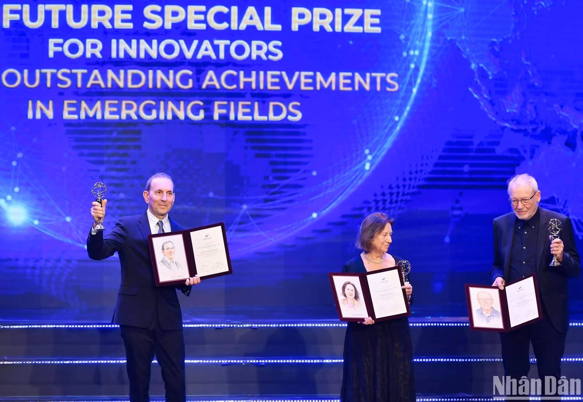 El “Premio especial para innovadores en campos emergentes” pertenece a los profesores Daniel Joshua Drucker (Canadá), Joel Francis Habener (Estados Unidos), Jens Juul Holst (Universidad de Copenhague, Dinamarca) y Svetlana Mojsov (Universidad de Rockefeller, Estados Unidos), por su investigación pionera del papel de GLP-1 (péptido similar al glucagón tipo 1), que ha servido de base para métodos de tratamiento de obesidad y diabetes. El “Premio especial para innovadores en campos emergentes” pertenece a los profesores Daniel Joshua Drucker (Canadá), Joel Francis Habener (Estados Unidos), Jens Juul Holst (Universidad de Copenhague, Dinamarca) y Svetlana Mojsov (Universidad de Rockefeller, Estados Unidos), por su investigación pionera del papel de GLP-1 (péptido similar al glucagón tipo 1), que ha servido de base para métodos de tratamiento de obesidad y diabetes.