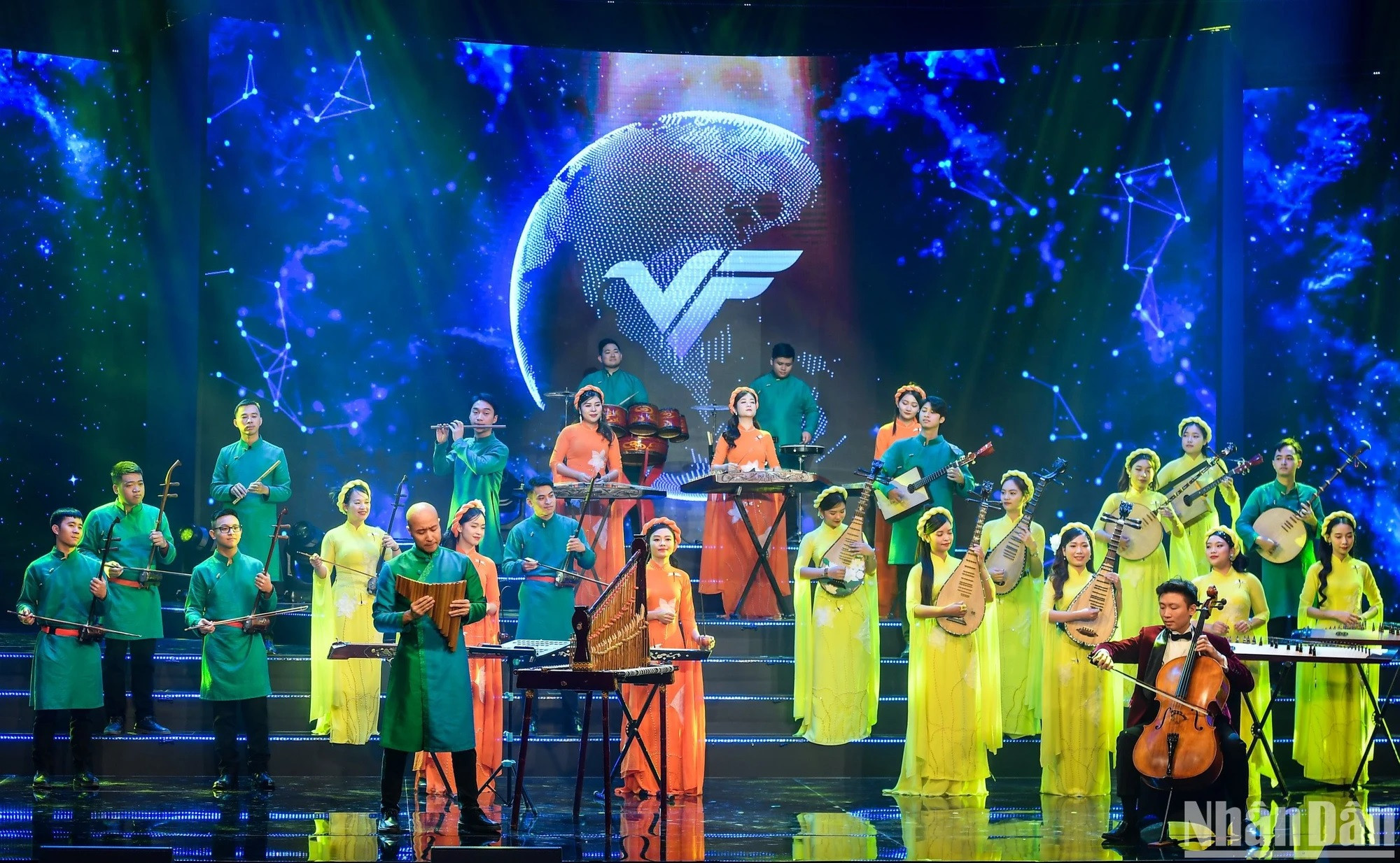 El chelista Phan Do Phuc, el conductor Dong Quang Vinh, y la orquesta Suc Song Moi interpretan la Novena Sinfonía de Antonín Dvořák. El chelista Phan Do Phuc, el conductor Dong Quang Vinh, y la orquesta Suc Song Moi interpretan la Novena Sinfonía de Antonín Dvořák.