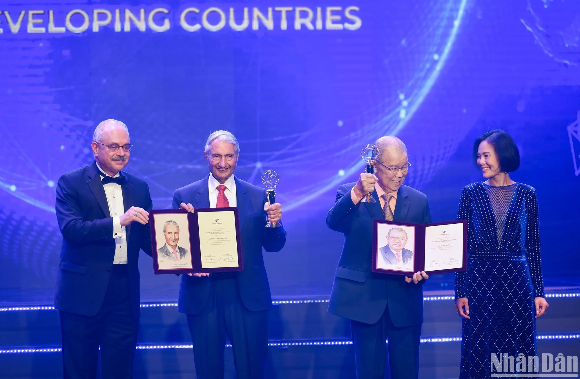 Los profesores Nguyen Thuc Quyen y Albert Pisano, copresidentes del Consejo Preliminar, otorgan el “Premio especial para innovadores provenientes de los países en desarrollo” al profesor Gurdev Singh Khush, de la Universidad de California (Estados Unidos), y al profesor Vo Tong Xuan, de la Universidad de Nam Can Tho (Vietnam). Los profesores Nguyen Thuc Quyen y Albert Pisano, copresidentes del Consejo Preliminar, otorgan el “Premio especial para innovadores provenientes de los países en desarrollo” al profesor Gurdev Singh Khush, de la Universidad de California (Estados Unidos), y al profesor Vo Tong Xuan, de la Universidad de Nam Can Tho (Vietnam).