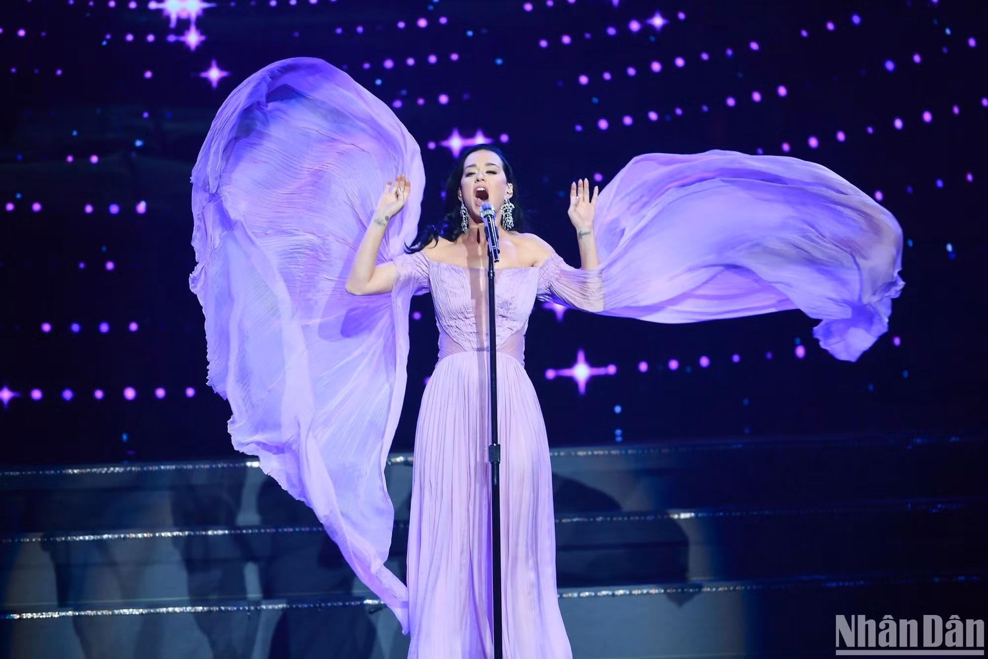 La artista estadounidense Katy Perry brinda a la velada las canciones “Roar” y “Unconditionally”.