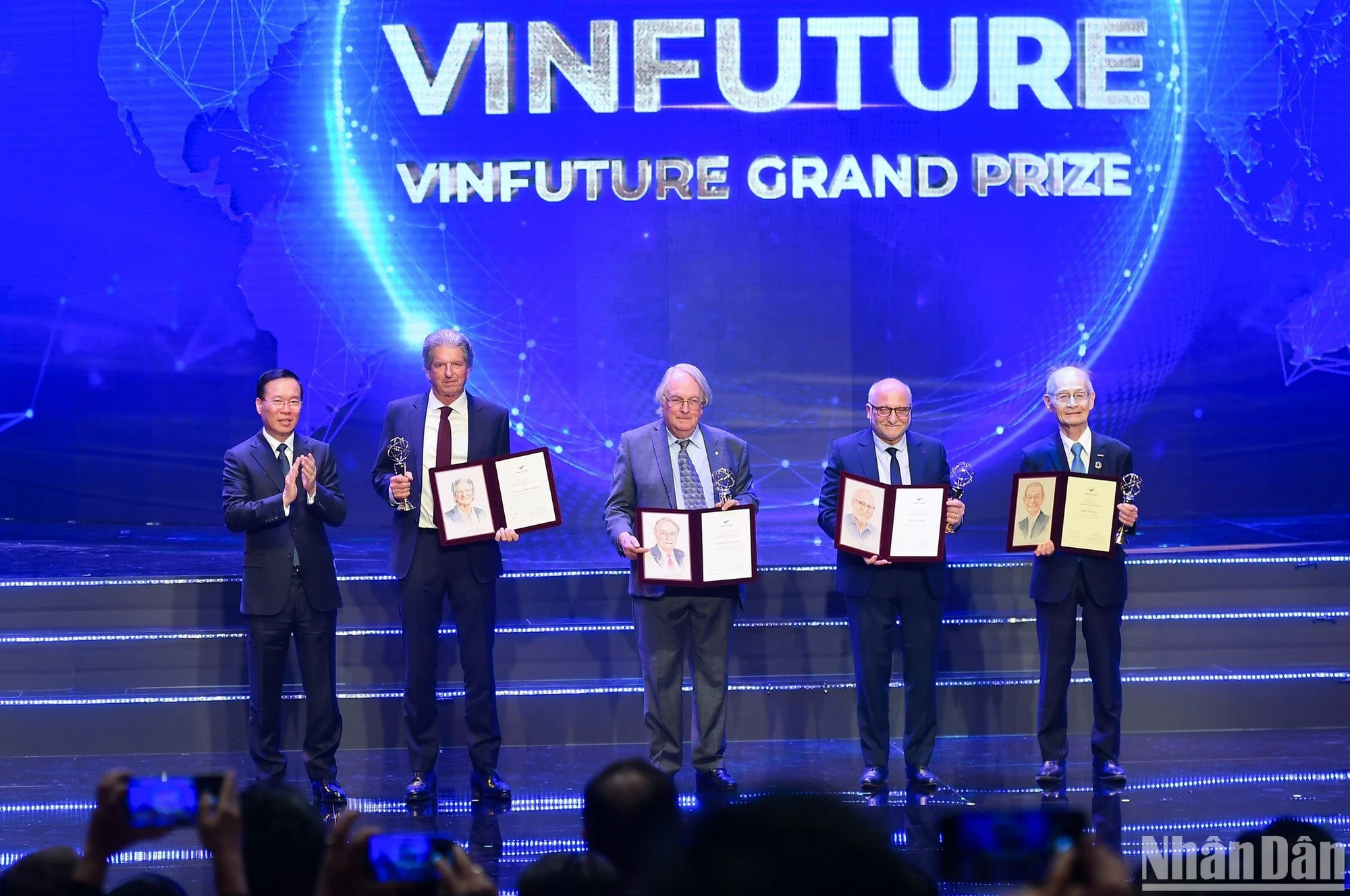 El presidente Vo Van Thuong otorga el Gran Premio VinFuture 2023 a los profesores Martin Andrew Green (Australia), Stanley Whittingham (Estados Unidos), Rachid Yazami (Marruecos) y Akira Yoshino (Japón) en reconocimiento a su invención de crear una plataforma sostenible para la energía verde a través de la producción de células fotovoltaicas y el almacenamiento en baterías de iones de litio. El presidente Vo Van Thuong otorga el Gran Premio VinFuture 2023 a los profesores Martin Andrew Green (Australia), Stanley Whittingham (Estados Unidos), Rachid Yazami (Marruecos) y Akira Yoshino (Japón) en reconocimiento a su invención de crear una plataforma sostenible para la energía verde a través de la producción de células fotovoltaicas y el almacenamiento en baterías de iones de litio.