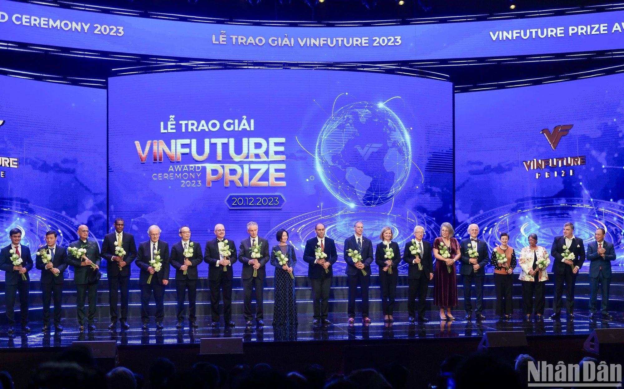 Los fundadores de VinFuture, el empresario Pham Nhat Vuong y su esposa Pham Thu Huong, regalan ramos de flores de loto, símbolo de Vietnam, como muestra de gratitud a los miembros del Consejo del Premio y del Consejo Preliminar VinFuture 2023. Los fundadores de VinFuture, el empresario Pham Nhat Vuong y su esposa Pham Thu Huong, regalan ramos de flores de loto, símbolo de Vietnam, como muestra de gratitud a los miembros del Consejo del Premio y del Consejo Preliminar VinFuture 2023.