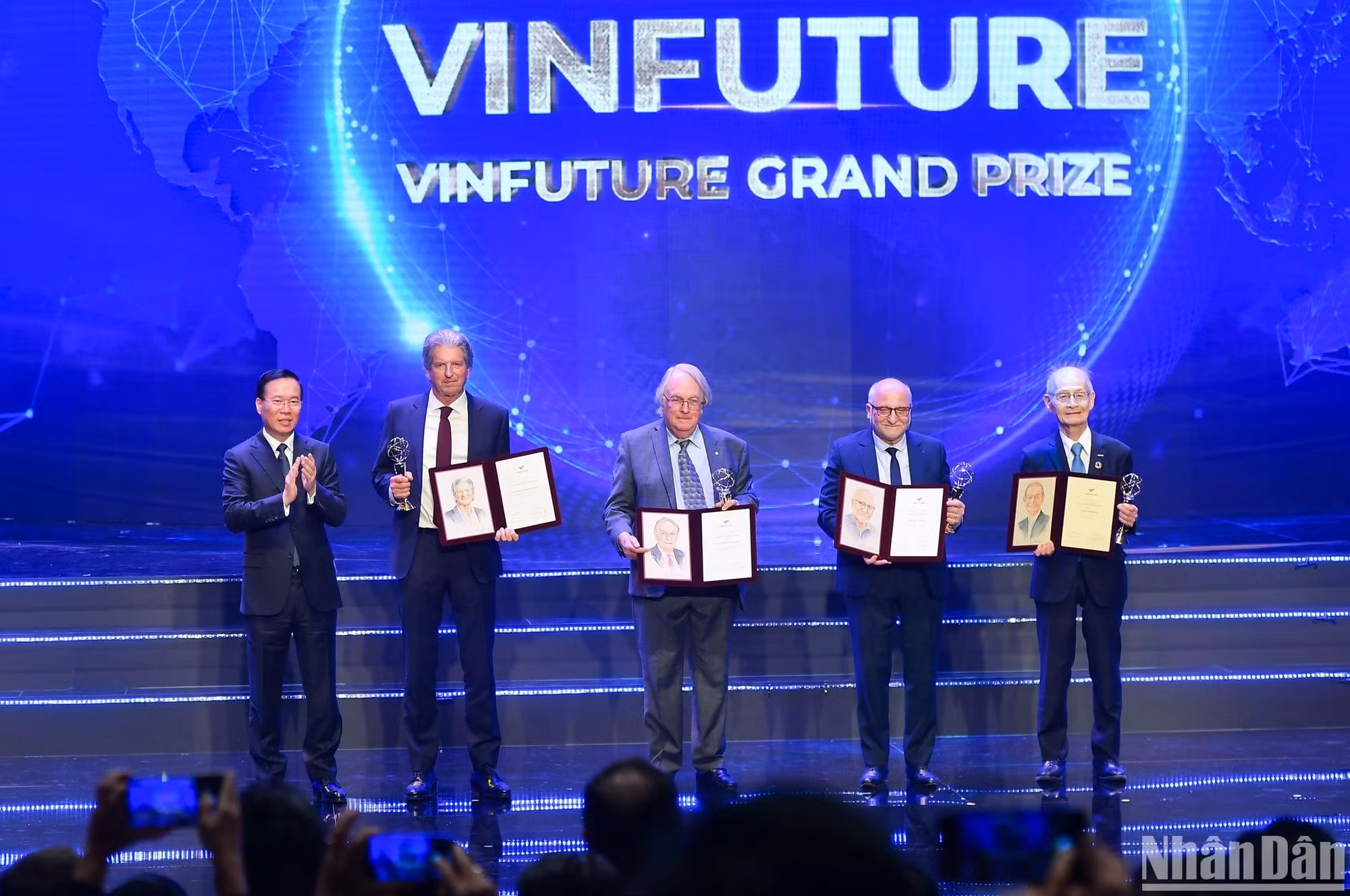 El presidente Vo Van Thuong otorga el Gran Premio VinFuture 2023 a los profesores Martin Andrew Green (Australia), Stanley Whittingham (Estados Unidos), Rachid Yazami (Marruecos) y Akira Yoshino (Japón) en reconocimiento a su invención de crear una plataforma sostenible para la energía verde a través de la producción de células fotovoltaicas y el almacenamiento en baterías de iones de litio.