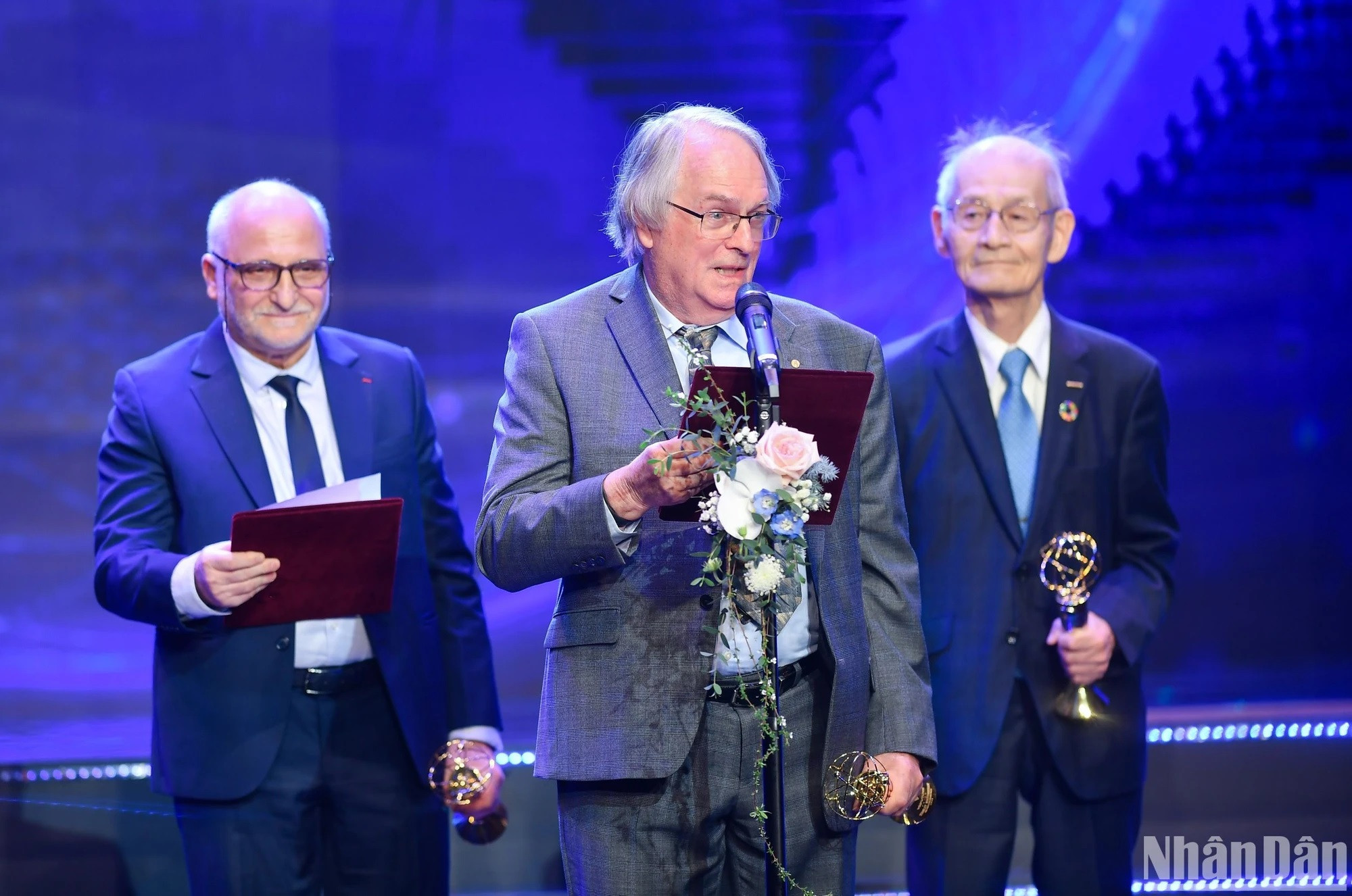 El profesor Stanley Whittingham agradece a sus colegas y otros científicos dedicados al sector de energías renovables. El profesor Stanley Whittingham agradece a sus colegas y otros científicos dedicados al sector de energías renovables.
