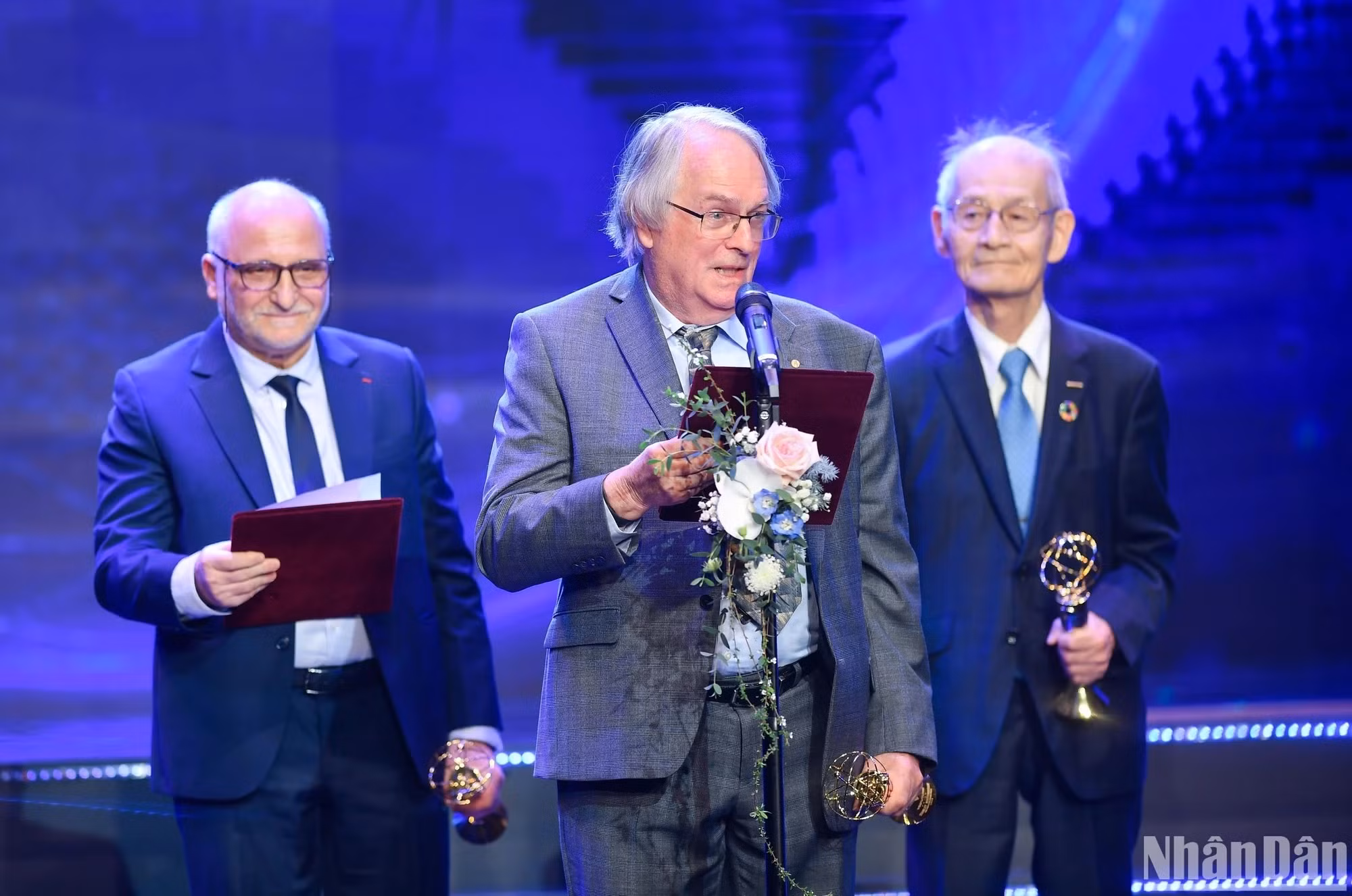 El profesor Stanley Whittingham agradece a sus colegas y otros científicos dedicados al sector de energías renovables. El profesor Stanley Whittingham agradece a sus colegas y otros científicos dedicados al sector de energías renovables.