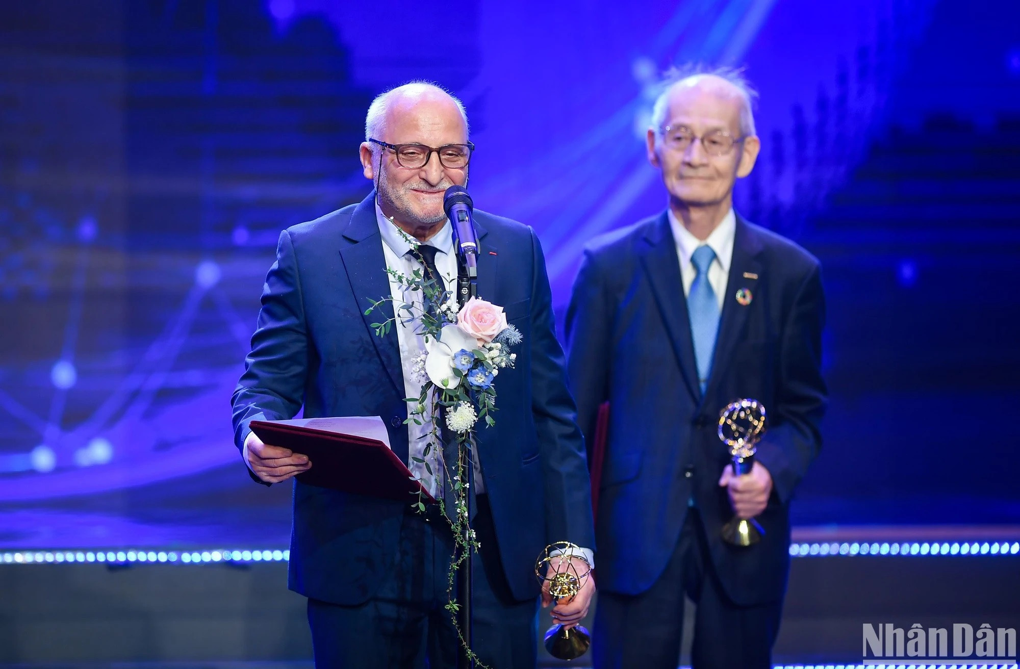 El profesor Rachid Yazami resalta la aplicación cada vez más frecuente de la tecnología de baterías de iones de litio y expresa su esperanza de ver más vehículos eléctricos en Vietnam. El profesor Rachid Yazami resalta la aplicación cada vez más frecuente de la tecnología de baterías de iones de litio y expresa su esperanza de ver más vehículos eléctricos en Vietnam.