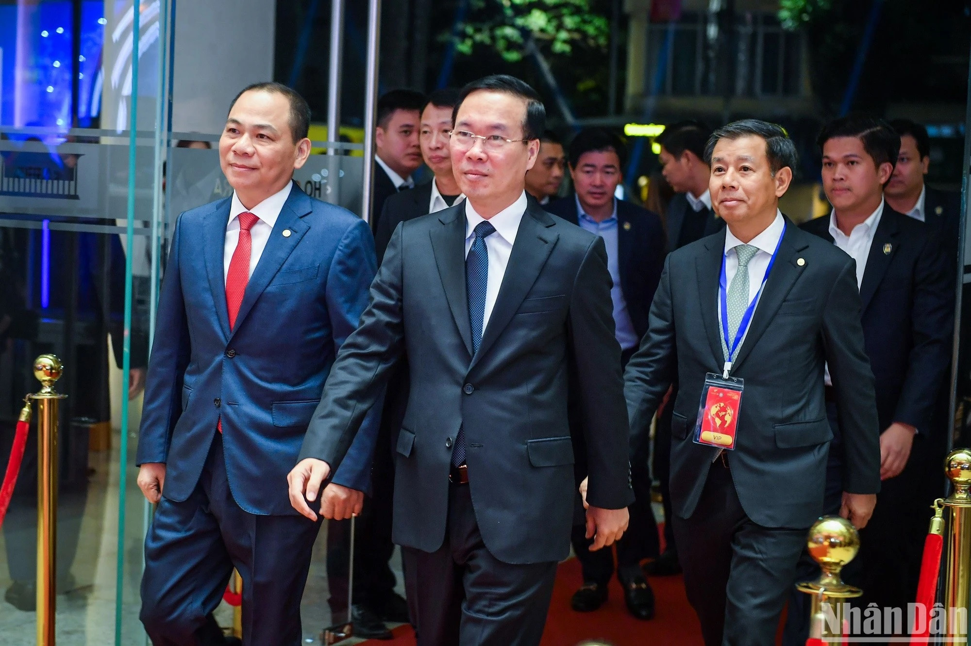 El presidente de Vietnam, Vo Van Thuong, llega al lugar del evento. El presidente de Vietnam, Vo Van Thuong, llega al lugar del evento.