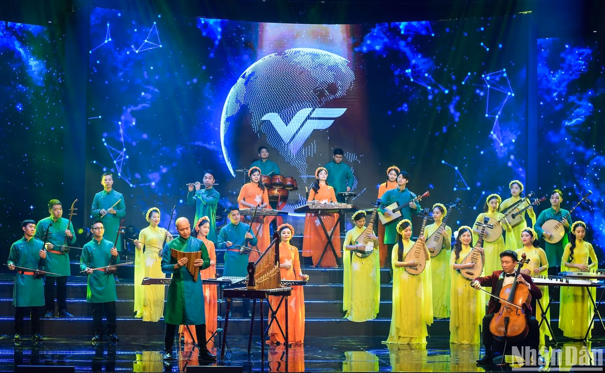 El chelista Phan Do Phuc, el conductor Dong Quang Vinh, y la orquesta Suc Song Moi interpretan la Novena Sinfonía de Antonín Dvořák.