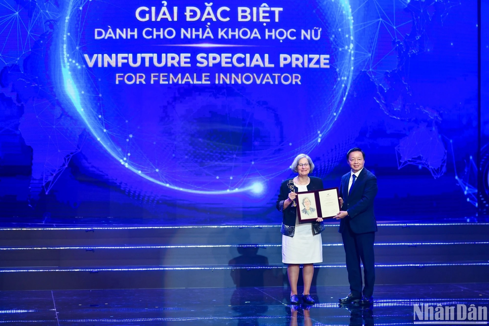 El viceprimer ministro vietnamita Tran Hong Ha entrega el “Premio especial para Mujeres innovadoras” a la profesora Susan Solomon por su estudio del mecanismo de agotamiento de la capa de ozono en la Antártida, entre cuyos frutos figura el Protocolo de Montreal. El viceprimer ministro vietnamita Tran Hong Ha entrega el “Premio especial para Mujeres innovadoras” a la profesora Susan Solomon por su estudio del mecanismo de agotamiento de la capa de ozono en la Antártida, entre cuyos frutos figura el Protocolo de Montreal.
